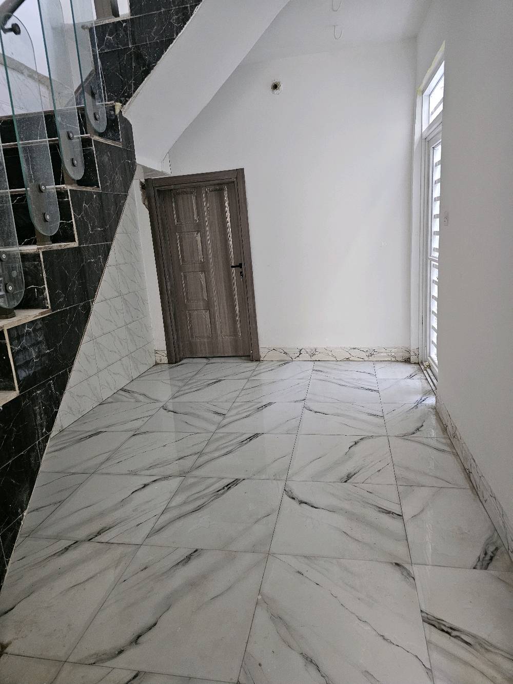 🔥 بيع مستعجل / مراوس 🔥

◀️ المساحة: 100م²
◀️ الموقع: كربلاء – معملجي، خلف مستشفى الوارث

🏠 تفاصيل البيت:
• غرفتين + صالة + مطبخ + استقبال
• 3 صحيات
• البيت طابق ونص: غرفة بالطابق الأرضي وغرفة بالطابق العلوي مع صحيات
• طابو زراعي

💰 السعر: 120 مليون وقابل للمراوس

🔄 المراوس:
أرغب بالمراوس مع بيت أكبر من بيتي، أو 100م² طابقين.

📞 للاستفسار: ***********