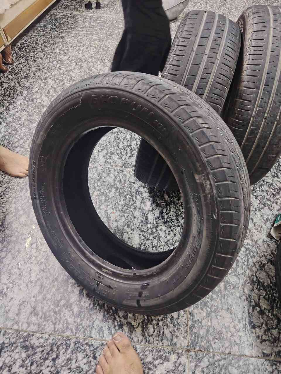 السلام عليكم يوجد تايرات سايبا نضيف نص عمر للبيع ٣٠وبيه مجال مكاني الشعب بيه رقم الهاتف ***********
