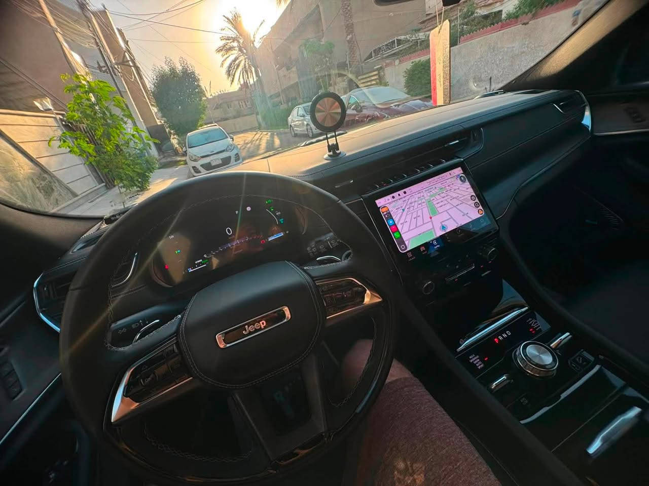 🚙 للبيع | Jeep Grand Cherokee overland -in Hybrid موديل 2024 🚙
فرصة مميزة لاقتناء واحدة من أفخم وأقوى سيارات الـSUV الهجينة.

✅ الموديل: 2024

✅ الفئة: 4xe overland (Plug-in Hybrid)

✅ اللون: أسودكحلي 

✅ التسجيل: بغداد

✅ الموقع: بغداد

✅ الملكية: السيارة باسمي شخصياً

✅ الحالة: حادث  فقط بنيد وجاملغ. بدون ايرباك 

✅السعر 32 .. 320 ورقة بيها مجال بسيط للجادين 

أبرز المواصفات:

🔹 محرك 2.0 لتر تيربو مع نظام Plug-in Hybrid بقوة إجمالية 375 حصان.

🔹 ناقل حركة أوتوماتيكي 8 سرعات.

🔹 نظام دفع رباعي Quadra-Trac II.

🔹 إمكانية القيادة الكهربائية لتوفير الوقود.

🔹 شاشة لمس 10.1 بوصة تدعم Apple CarPlay وAndroid Auto لاسلكياً.

🔹 شاشة عدادات رقمية.

🔹 مقاعد جلد كهربائية مع تدفئة للمقاعد الأمامية.

🔹 مقود مدفأ متعدد الوظائف.

🔹 تشغيل بصمة (Keyless Entry & Push Start).

🔹 كاميرات 360 مع حساسات أوخلفيةوامامية 

🔹 مثبت سرعة ذكي مع أنظمة أمان متقدمة.

🔹 نظام المحافظة على المسار، والتحذير من الاصطدام، ومراقبة النقطة العمياء.

🔹 مكيف أوتوماتيكي ثنائي المناطق.

🔹 مصابيح LED أمامية وخلفية.

🔹 جنوط ألمنيوم قياس 20 إنش.

كشنات مساج مع تدفئة وتبريد 

مع كامرة الروية الليلية 

🚗 سيارة تجمع بين الفخامة، الأداء القوي، والاقتصاد في استهلاك الوقود، ومناسبة للاستخدام اليومي والسفر.

📍 الموقع: بغداد الكرادة 

📞 للاستفسار والتواصل:***********

للجادين فقط. السيارة جديدة بمعنى الكلمة وماشية كلش قليل 

بدون يرباك 

بيها جكات تصعد وتنزل
