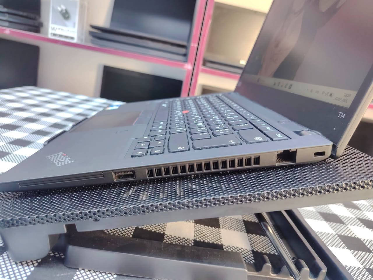متوفر عدد 7 قطع
لابتوب Lenovo ThinkPad T14 G2

⚜️ المواصفات:
⚜️ المعالج: Core i5 — الجيل الحادي عشر — فئة G7
⚜️ الرام: 8 كيكا DDR4 — قابلة للتطوير
⚜️ الهارد: 256 كيكا SSD M.2 — قابل للتطوير
⚜️ كرت شاشة داخلي: Intel Iris Xe Graphics — 4 كيكا (ذاكرة مشتركة)
⚜️ حجم الشاشة: 14″ — دقّة FHD
🤍🤍🤍🤍🤍🤍🤍🤍🤍
🎁 الهدايا والملحقات:
• حقيبة لابتوب
• شاحن لابتوب
• ماوس
• ماوس باد
• تغليف احترافي (داخل كرتونة)

🛡️ الضمان والخدمات:
• فحص اللابتوب و مقارنة المواصفات و النضافة قبل الاستلام عند المندوب.
• ضمان أسبوع كامل بعد الاستلام.
• تنصيب ويندوز حسب الطلب مع جميع البرامج الأساسية و Office مثبتة.

🚚 التوصيل: التوصيل متوفر إلى جميع محافظات العراق

📞 للحجز أو الاستفسار (متوفر واتساب):
***********

📌 موقّعنا: بغداد الامين الثانية

💰 السعر: 350,000 دينار عراقي
