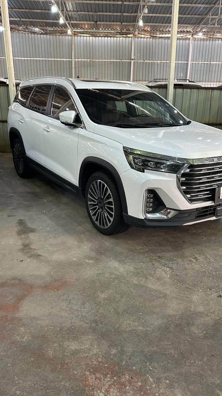 السلام. عليكم جيتور X90 Plus 2.0L Luxury
الموديل: 2024

المحرك: 4 أسطوانات 2.0L تيربو 254 حصان

ناقل الحركة: اوتوماتيكي من 7 سرعات

استهلاك الوقود: 8.1 لتر لكل 100 كم

سياره كتاب شهداء. 

المواصفات

*7 راكب

* إطارات قياس 20 إنچ

* فتحة سقف بانوراما

* 6 وسائد هوائية

* كاميرات محيطية 540 درجة

* شاشة التحكم بقياس 12.35إنچ

* شاشة القيادة بقياس 10.1 إنچ

* شاشة بقياس 9.7 إنچ للتحكم بالمكيف

* نظام كار بيت لعرض شاشة الهاتف المحمول

* بلوتوث / هاتف السيارة

* نظام صوتي متطور 8 سماعات من Sony

* شاحن هاتف لاسلكي سريع

* رادار تفاعلي

* تحذير مغادرة المسار

* نظام القيادة شبه الذاتية

* نقطة عمياء

* حساسات أمامية

* حساسات خلفية

* نظام تحذير الاصطدام الامامي والخلفي

* نظام الفرامل اليدوية الاوتوماتيكي Autohold

* وضعيات قيادة متعددة

* دخول ذكي (بصمة)

* صندوق كهربائي بخاصية الفتح باستشعار القدم

* مقصورة الركاب من الجلد الفاخر

* مقاعد السائق والراكب كهربائية

* مقاعد السائق والراكب مدفئة

* مقعد السائق مبرد

* مسند الذراع الوسطي مع ثلاجة

* إنارة محيطية

* إنارة ترحيبية

* عتبات الأبواب مضيئة

* مصابيح أمامية أوتوماتيكية زينون مع مصابيح نهارية LED

* نظام التحكم الذكي بالإنارة العالية

* المرايا الجانبية قابلة للطي كهربائياً

* مرايا بخاصية التعتيم الذاتي

* نظام مراقبة ضغط الاطارات

* فتحات مكيف هواء مستقل للصف الثاني والثالث

* وظيفة تنقية الهواء (فلتر N95)

* حساس للمطر

* زجاج أمامي عازل للصوت

* خاصية إغلاق الشبابيك وفتحة السقف عن بعد

ملاحظه السياره كتاب شهداء دخول جديد 

السياره كفاله عامه ما عده بارد فقط ب صندوق 

مكاني الناصريه حي المعلمين 

*********** وبيك خير وتدلل.  السعر 150 وبيه مجال مرقم وكامل ذي قار
