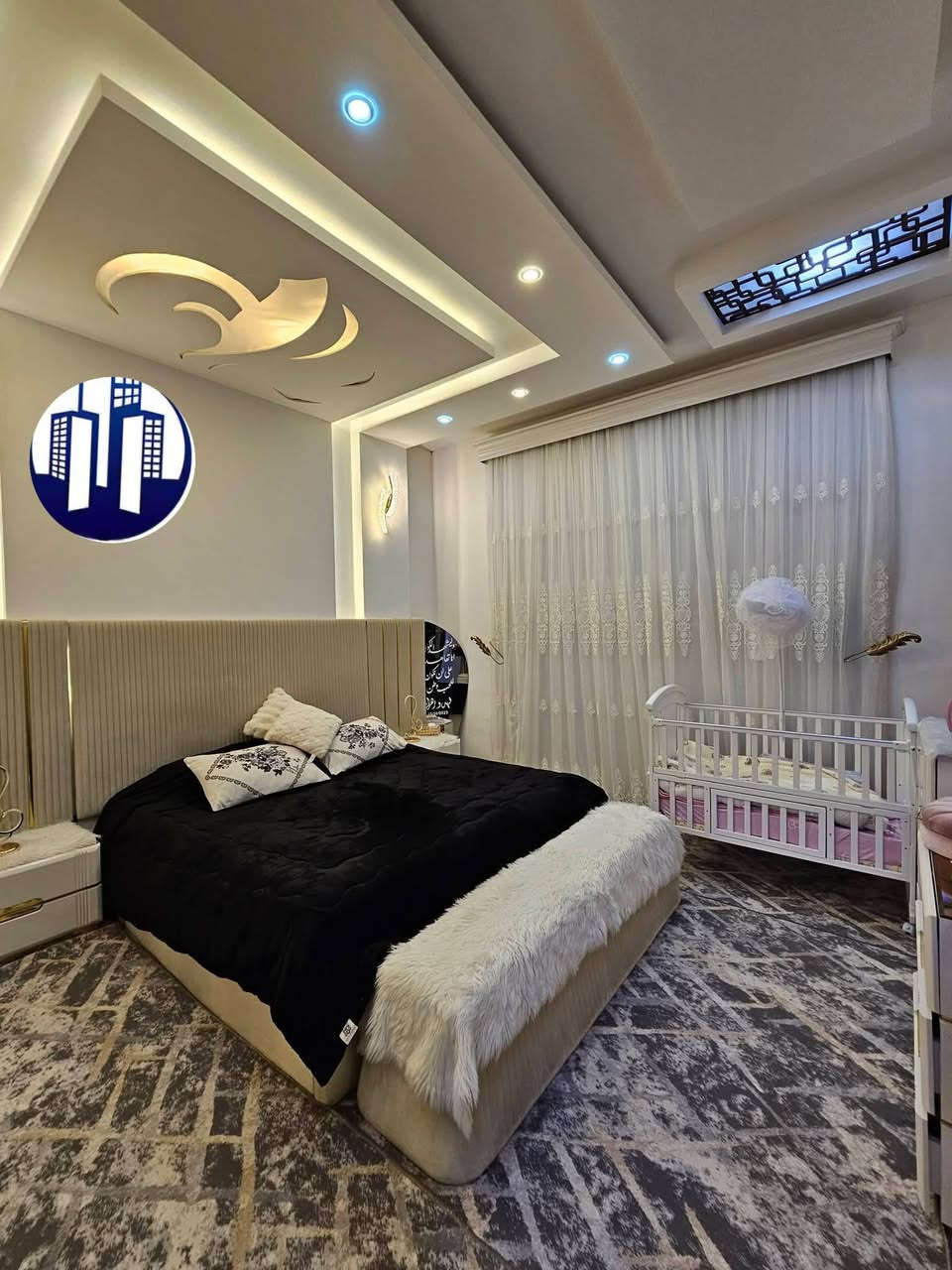 ---- عقارات الموصل الحدباء ----
                        🏤 دار للبيع🏤 
                 💥💥 سعر مناااسب 💥💥

🌍 موقع الدار مزارع الحدباء بالقرب من جامع الطيار خلف شقق الحدباء 🌍

🔴 يبعد عن الشارع العام 25 متر 

🔴 بستان ملك صرف 

🔴 مساحة الدار 140 متر

🔴 الواجهة 9 متر

🔴 الاتجاه شروق تام

🔴 الطابق الاول غرفة نوم 
      الطابق الثاني 3 غرف نوم 

🔴 بناء ممتاز جدا وحديث وراقي 

              /////////////////////////////
 لمعرفة التفاصيل والسعر الاتصال على الرقم
                          ***********

🔵نستقبل جميع طلباتكم وعروضاتكم...

