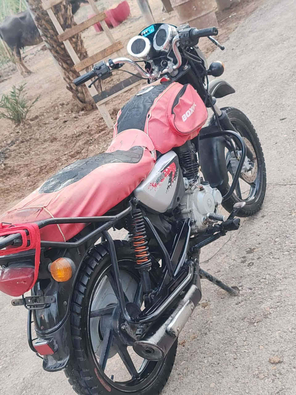 سلام عليكم دراجه بوكسر لبيع دراجه مكفوله محركه أغراضه تايرات دراجه ادوات
السعر 890وبيه مجال بسيط  تصال عل رقم وتساب موجود عنواني ميسان***********
