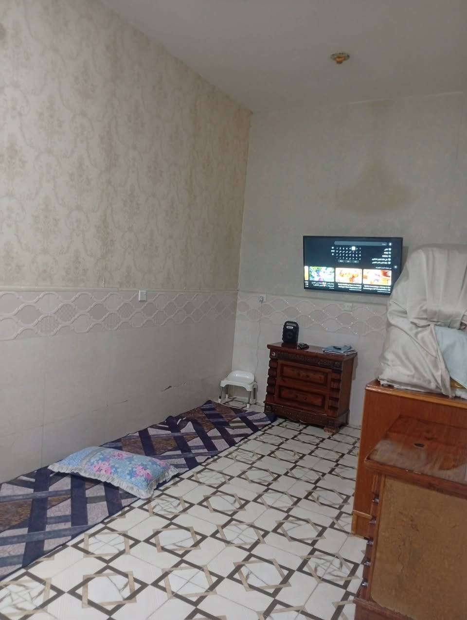 🏡 دار للبيع 
📐 المساحة : 100 م ( ركن على شارعين ) 
الوجه 7 نزال 13 
🧾زراعي سند 25 

💥 يتكون من طابق واحد 
أستقبال ، مطبخ ، صالة ، غرفة نوم 

✅خدمات كاملة 

📍الموقع : بهرز ـ حي القادسية ـ قرب اسواق صباح الدليمي 

للأستفسار : ***********
