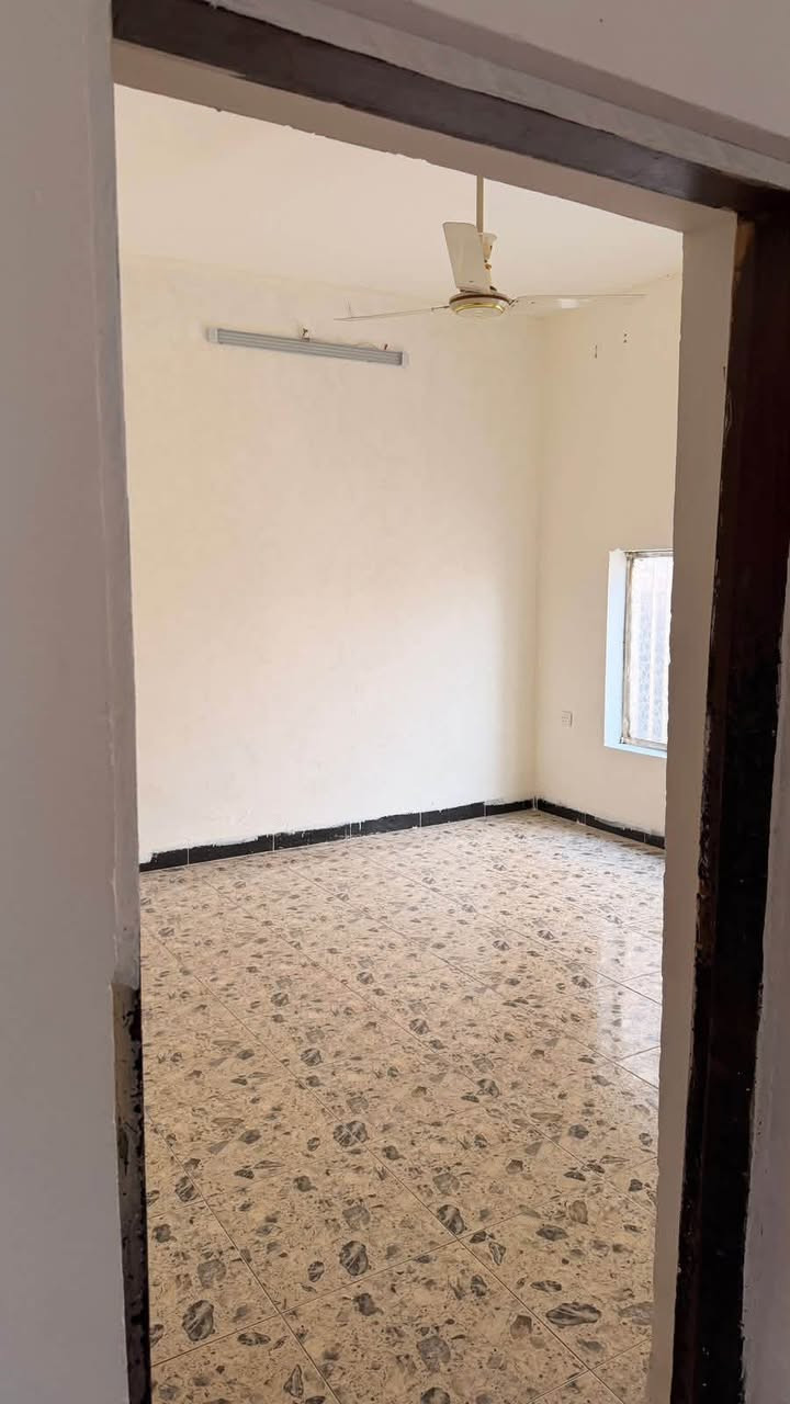 دار للايجار عنوان البيت 100 دار
بناء حديث نظيف ومصبوغ كله بالجديد
طابقين بورسلين
كراج وحديقة بي مدخل واحد
- الطابق الاول: غرفة نوم وصاله كبيرة
ومطبخ حار بارد وموزع
صحيات شرقي وغربي
- الطابق الثاني: غرفتين نوم كبار
وصحيات ومخزن
الحمامات والمطبخ كُلها سيراميك
450وبي مجال
***********
