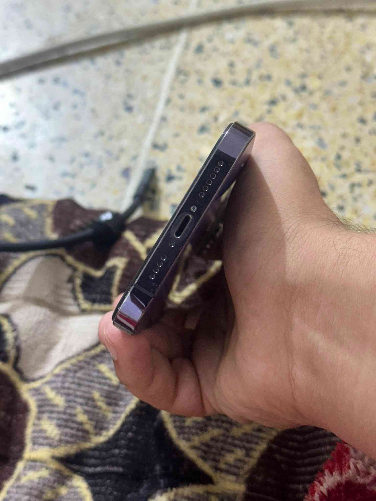 سلام عليكم
ايفون 14 برو ماكس 💜

الذاكره 256 قويه جدا 

البطاريه 76 ما يصرف شحن 

ألون البنفسجي 💜 المميز 

شرق اوسط ماستر  AA/A

 مبدل بي شاشه اصليه احسن نوعيه موجوده وضهر اصلي والكاميرا الاماميه مال السلفي ما تشتغل يعني الفيس أيدي ما يشتغل بس صلحه يرجع طبيعي  اثر وكعه من أيدي على الأرض يعني تصلح ب20 او اقل 

والباقي مكفول كله الجهاز صارله 4 سنوات تقريباً 

السعر  خاص فقط 

وايضاً متوفر توصيل لجميع محافظات العراق 🇮🇶

نص مكتوب في الصور:
- 3:51 47 حالة البطارية والشحن رسالة مهمة حول البطارية حالة بطارية هذا الـ iPhone متدنية جدا. يمكن استبدال البطارية عن طريق أحد مزودي خدمة Apple المعتمده لاستعادة المستوى الكامل للأداء والقدرة العثور على خيارات الخدمة... 76% الحد الأقصى للقدرة هذا قياس لقدرة البطارية مقارنة بقدرتها عندما كانت جديدة. قد تتسبب القدرة المنخفضة بتقليل ساعات الاستخدام بين عملية الشحن والأخرى أقصى قدرة للأداء ستساعد الأنظمة المضمنة في النظام والمكونات في تخفيف آثار الأداء التي قد تلاحظها أثناء التقدم الكيميائي في عمر بطارية iPhone شحن البطارية المحسن للحد من استنزاف عمر البطارية، يتعلم الـ iPhone من عادات الشحن اليومية، بحيث ينتظر ولا يتجاوز 80% حتى يحين موعد حاجتك إلى استخدامه