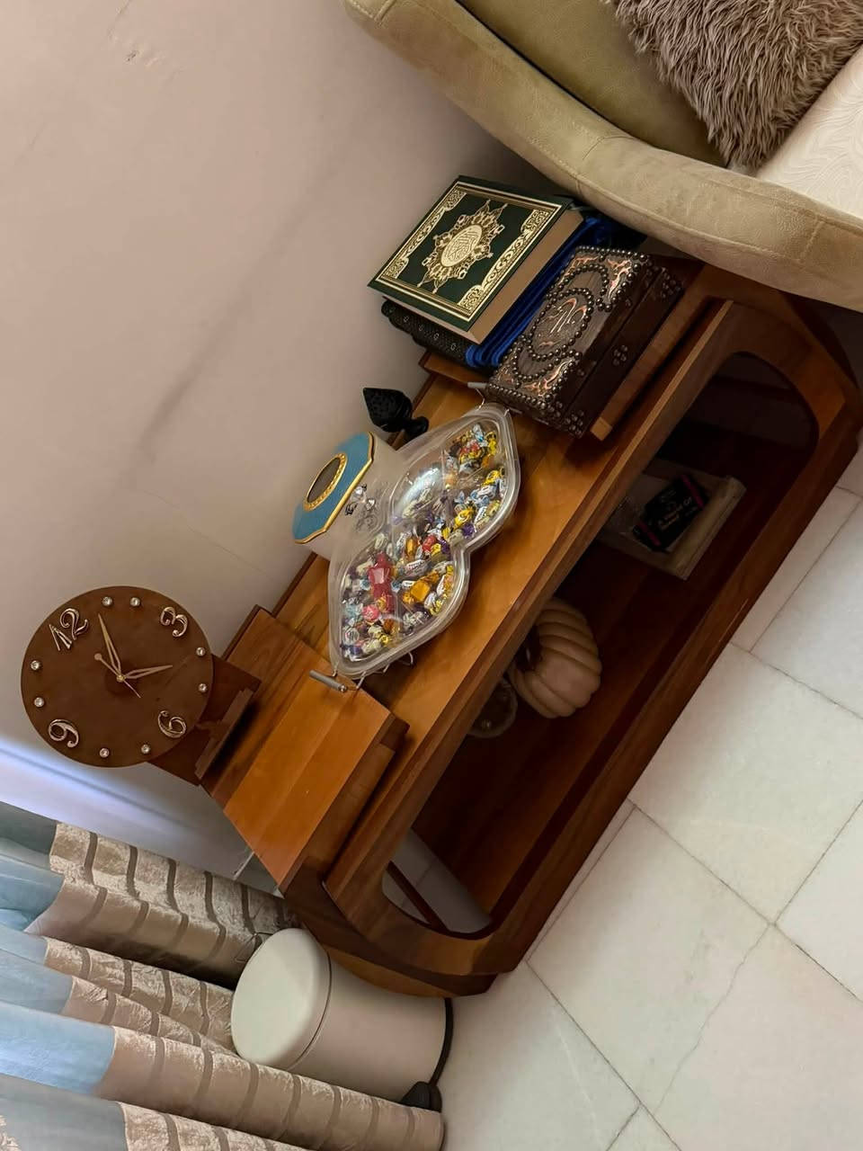 السلام عليكم
تخامة عدد ثنين 
البيجي تركي اصلي نظام سرير 10 مقاعد كامل سيت طبلات ويا 
والرصاصي ٣ قنفات 7 مقاعد 
القنفة الثالثة ممصورها 

سقيفة جديدة قبل اشهر اشتغلتها 
الوجه 3 متر ونص 
والنزال ٦ متر 

كاونتر مقطع سعودي اصلي ومرمر 

المكان زيونة 
***********
