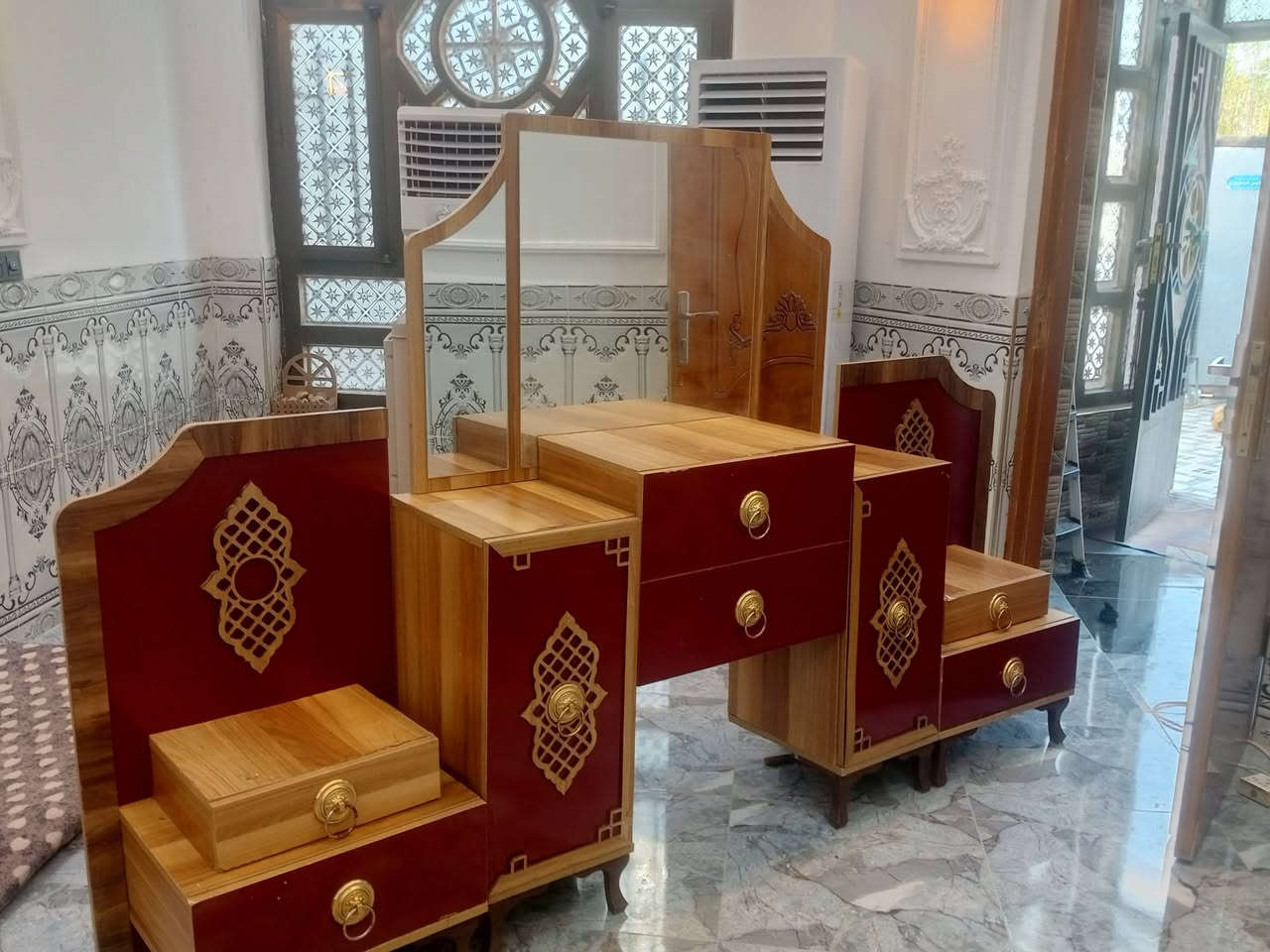 ميز مراية تركي مناسب للبيع
***********
