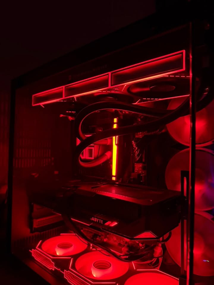M.2 1t 
M.2 256 .2 
Pwoer 750w sg thermal, right 80 gold plus
Ram 16 fury 6000 DDR5 
M.B x870 gigabyte
Gpu 5070 gigabyte
Cpu 7800x3D
Cooler thermalroght frozen infinity 360 
Fan 9
السعر مليونين و ٨٥٠ بيه مجال 
للتواصل ***********
