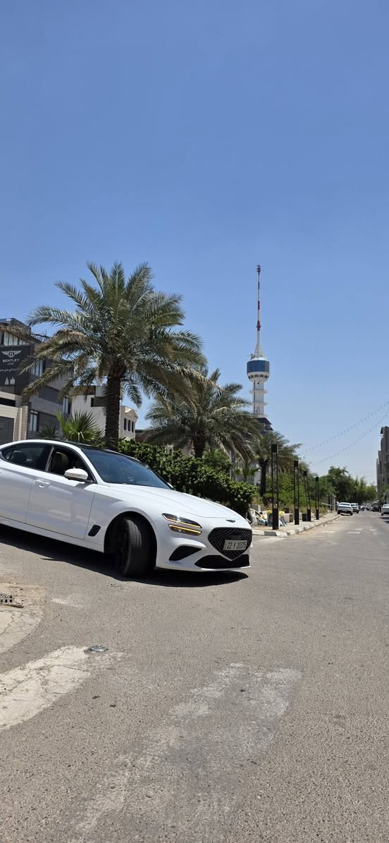 🏁 للبيع: جينيسيس G70 - فئة Sport Prestige (فل كامل) 2023
سيارة تجمع بين الفخامة المطلقة والأداء الرياضي الجبّار، تتميز فئة سبورت برستيج بأعلى المواصفات التقنية والجمالية من شركة جينيسيس.
⚙️ المواصفات الفنية والأداء:
 * المحرك: 3.3L V6 Twin-Turbo (توين تيربو) يولد قوة 365 حصان.
 * ناقل الحركة: أوتوماتيك 8 سرعات مع تبديل من المقود (Paddle Shifters).
 * نظام الدفع: (خلفي RWD).
 * المكابح: نظام Brembo عالي الأداء بصبغات حمراء رياضية.
 * نظام التعليق: تعليق إلكتروني متكيف لتوفير راحة قصوى أو ثبات رياضي.
🛋️ المقصورة والرفاهية:
 * المقاعد الجلدية (Nappa Leather): مقاعد من جلد النابا الطبيعي مع تطريز "الماس" (Quilted) الفاخر، الذي يعطي مظهراً كلاسيكياً ورياضياً في آن واحد.
 * بطانة السقف (Suede Headliner): سقف السيارة الداخلي والجوانب مغطاة بجلد "السويد" (الشمواه) الناعم، مما يمنح إحساساً بالفخامة العالية.
 * التدفئة والتبريد: مقاعد أمامية مزودة بخاصية التبريد (Ventilation) والتدفئة، مع نظام تدفئة للمقود أيضاً.
 * نظام الذاكرة الذكي (IMS): حفظ وضعيات الجلوس للسائق، مع تعديل كهربائي للمقعد في 16 اتجاه لضمان الراحة التامة.
 * لوحة العدادات الرقمية (3D Cluster): شاشة عدادات مقاس 12.3 بوصة تعرض المعلومات بتقنية ثلاثية الأبعاد فريدة تتغير حسب وضعية القيادة (Sport, Eco, Comfort).
 * الديكورات الداخلية: لمسات من الألومنيوم الحقيقي (Spin-brushed Aluminum) على الكونسول الوسطي والأبواب لتعزيز الطابع الرياضي.
 * العزل الصوتي: زجاج أمامي وجانبي مزدوج (Acoustic Laminated Glass) لتوفير هدوء تام داخل المقصورة وعزل الضوضاء الخارجية والرياح.
 * نظام تكييف ذكي: تكييف أوتوماتيكي مزدوج المناطق مع مستشعر لنسبة ثاني أكسيد الكربون لضمان نقاء الهواء داخل السيارة.
 * النظام الصوتي: Lexicon Premium بـ 15 سماعة لتجربة صوتية محيطية.
 * الشاشات: شاشة ملاحة مقاس 10.25 بوصة مع لوحة عدادات رقمية ثلاثية الأبعاد (3D Cluster).
 * التقنيات: ، وشحن لاسلكي للهاتف.
 * السقف: فتحة سقف واسعة.
🛡️ الأمان والأنظمة المساعدة:
 * نظام الرؤية المحيطية (كاميرات 360 درجة).
 * رادار تحديد المسار، ونظام منع التصادم الأمامي، ونقاط عمياء تظهر في العدادات.
 * نظام تثبيت السرعة الذكي (Smart Cruise Control).
📋 تفاصيل السيارة الحالية:
 * اللون الخارجي: [ أبيض]
 * اللون الداخلي: [بيجي]
 * الممشى: [ا38000K/M]
 * حالة الضرر: [ضرر السيارة الاساسي دبلات السيارة الصدر + الويل +جاملغ امامي جهة السائق]
تم تصليح الصدر وتبديل تخم ويل بلادي قياس 19 تو سايز+تخم تايرات جديد نوع اطلس 
النواقص (كامرة امامية + رادار امامي)
📞 للتواصل والاستفسار: [***********]
📍 الموقع: [بغداد] بغداد, العراق
