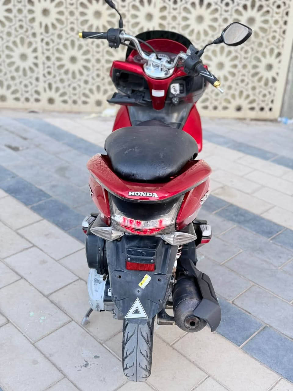 دراجه pcxجيل اول مكينه 125ماشيه 28الف حقيقي دراجة  كلها ابلاديه شرط النضافه دراجة مال رمبه مال معرض المديل 2016 ماخذها رمبه اوراق المعرض موجوده يعني مو مال شارع السعر مليون و450الف
حساس ازدحام كفاله عامه الدراجه على ايدي شوفت عينك ياباني الاصليJF جديده مكاني بغدادالكرخ اي استفسارالاتصال على رقم ***********
