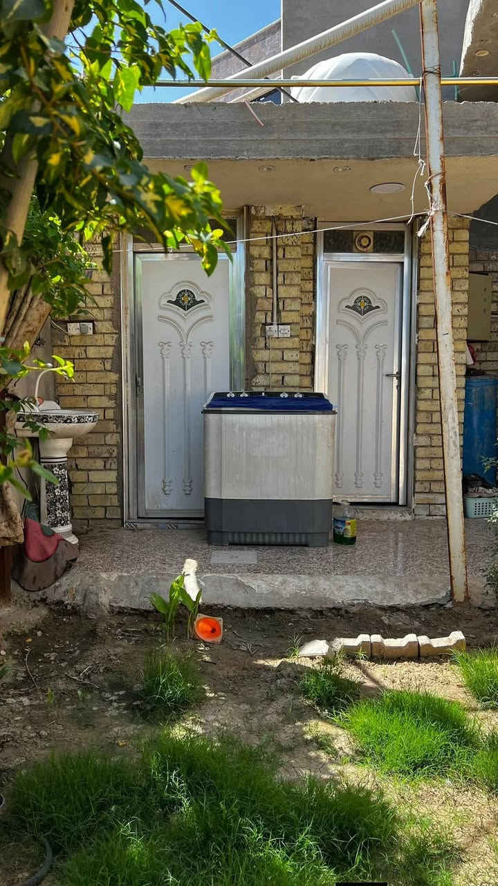 بيت طابو صرف مساحته 250م 
(استقبال،هول.صاله،غرفتين نوم،مطبخ،صحيات خارجيه (حمام وتواليت)وحمام داخل الغرفه ،ترك خلف البيت ع طول البيت 
عنوان /شارع السبيس ،بداية شارع القاضي الشارع مقابيل مكتبة الشيخ جميع الخدمات متوفره خط مولد ونت ضوئي البيت بناء حديث 
السعر 155 /مطلوب قسط للدوله بحدود 30 مليون ،،تريدون تحولوه عليكم ونكطع من سعر البيت.او ينحسب ويه سعر البيت  
للتواصل مع صاحب البيت ‏‪***********‬‏
