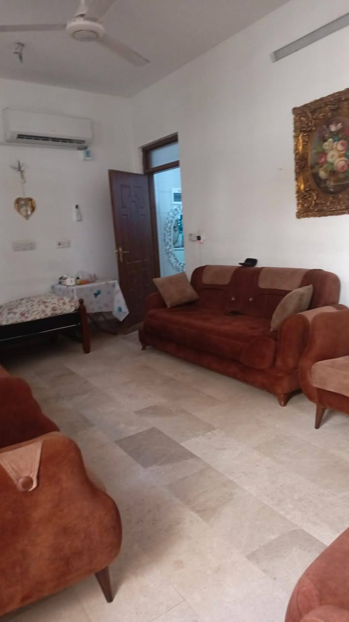 دار للبيع طابقين٥٠ متر زراعي خلف جامعه الفارابي شارع الجنابي الطابق  الاول صاله مطبخ صحيات منور الطابق الثاني غرفتين وصحيات  سعر مناسب ١٠٠ مليون بي مجال 
*********** رقم صاحب الدار
