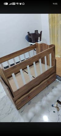 سرير اطفال • مستخدم قليل • مطرح ضغط عالي