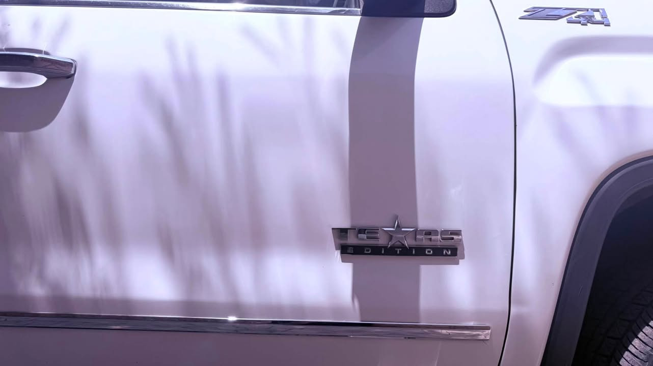 GMC sierra 2018
جي إم سييرا ابيض رقم بغداد ماشيه 99 
حادثها الجاملغ والاطار الايمن 

‎: نوع المحرك (محرك 8 أسطوانات سعة 5.3 لتر).

3GTU2NEC9JG442137

السيارة نظيفة وجاهزة سنوية بأسمي تحويل ثاني يوم ،رقم جديد انكليزي
السعر $ 207 
☎️ ***********
