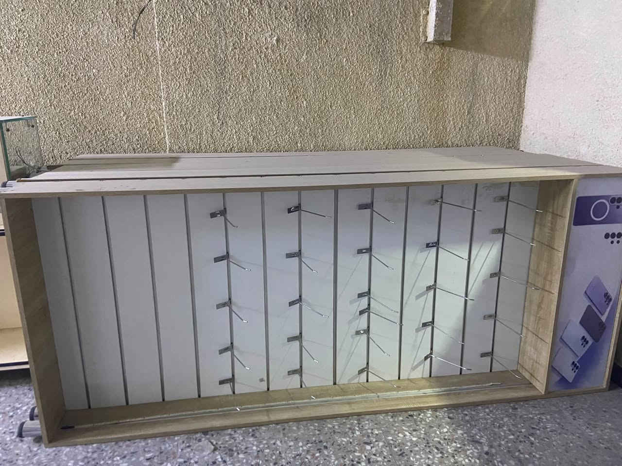 ميز صيانه عرض ١٥٠ طول ١٣٠
باترينه زجاج عرض ١٠٠ طول ١٢٠
باترينات عموديه عدد ٥ ٢٥٠/١٠٠
باترينه ٦٥*٢٥٠
الكرسي والمثلث هديه 
السعر ٦٥٠ الف *********** 
بغداد الشعب
