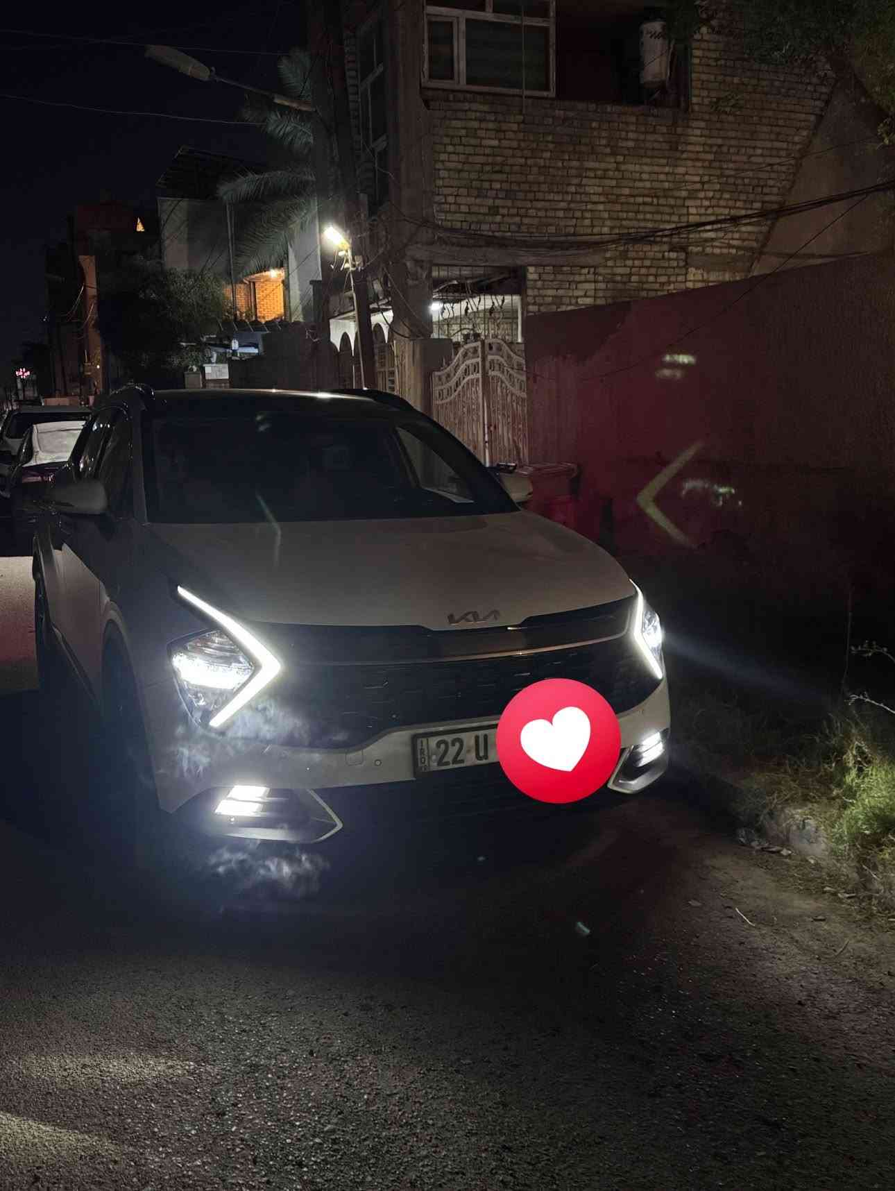 السلام عليكم
سبورتج 2024 خليجي فول

الموصفات

الداخلية: جلد

فتحة سقف بانوراما بالكامل

صندوق كهربائي

شاشة  وسطية مع دعم اللغة العربية

مقود متعدد الوظائف (تشفيتات / تحكم بالصوت ومثبت السرعة)

تبريد وتدفئة المقاعد الأمامية + تدفئة مقود

حساسات ركن ونظام التحكم في الهبوط من المنحدرات (DBC).

ناقل حركة أوتوماتيكي مع وضعيات قيادة متعددة (Drive Mode)

إضاءة كاملة LED (أمامية، خلفية، وكشافات ضباب)

منافذ شحن USB خلفية مدمجة بظهر المقاعد

المسافة المقطوعة:28 الف km

حجم المحرك:2.0L

السعر:220 و قابل للتفاوض 

عنوان السياره بغداد.

رقم التواصل:***********

