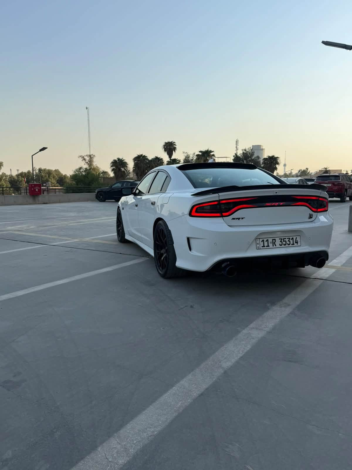 سلام عليكم شباب 
جارجر سكات باك للبيع 
موديل 2022 
اللون ابيض 
مكينه V8 / 6400ccm
ماشيه : 40 m 
رقم بغداد بأسمي والتحويل ثاني يوم 
المواصفات 
——————————-
كشنات كنتاره احمر مختم ( سكات باك ) 
فجوج بريمبو 6 بستم 
اكسل قفل 3.9 
كير 8 نمر 
دبات موبار سود
شاشه كار بلي 
كشنات تدفئه تبريد 
4 مودات قياده 
ذاكرة خزن ميموري 
حساسات خلفيه + جانبيه 
كامره خلفيه 
وباقي مواصفات السكات باك معروفه 
الأضافات 
———————————
لدات اوركال متغير 
وسقف روز رايز

حادثها 
——————————-
جاملغ وبنيد فقط 

* علماً السياره مناقصها اي شي جاهزه مجهزه 
* لا بيها تكحيل ولا بارد وكشرها كلش حلو 
السعر  ورقه وبالعافيه على الي ياخذها
السعر 215وبيها مجال بسيط 
مكاني بغداد / المنصور
هاذا رقمي ***********

