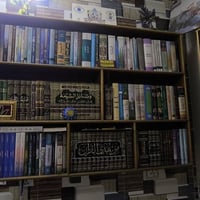 للبيع: مكتبة متكاملة (محتويات + خشب) للبيع مكتبة كاملة تتضمن الرفوف وا...