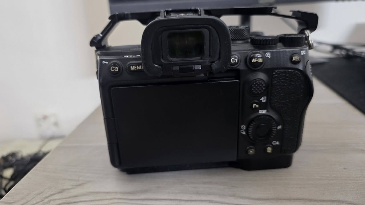 sony a7siii           2700 السعر
بدون كارتونة يجي ويها. كيجات ثنين وبطاريتين
gm 24 70              السعر ١٥٠٠
تواصل وتساب ***********
