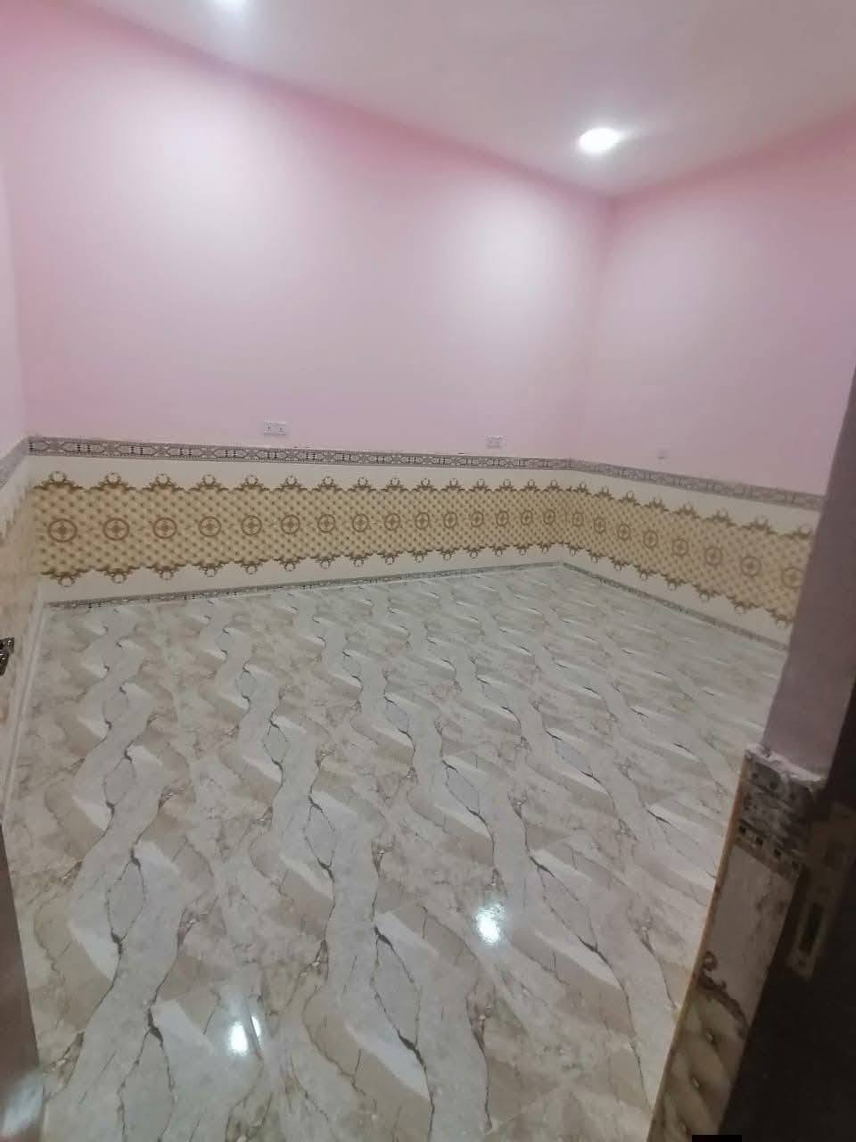 #للايجار
بيت حديث طابقين في الصالحيه يحتوي على 4غرف استقبال صاله مطبخ طارمه مجموعه صحيات 
***********
***********
