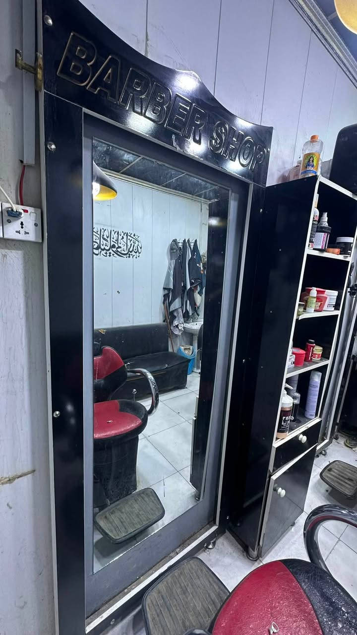 غراض محل حلاقه للبيع كامله مع كراسي ثنين مثل ماوضح بلصور السعر خاص مكاني بصره زبير للاستفسار ***********
