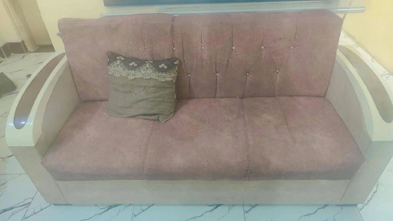 جلسة عربية • ميز تلفزيون • جرباية طفل