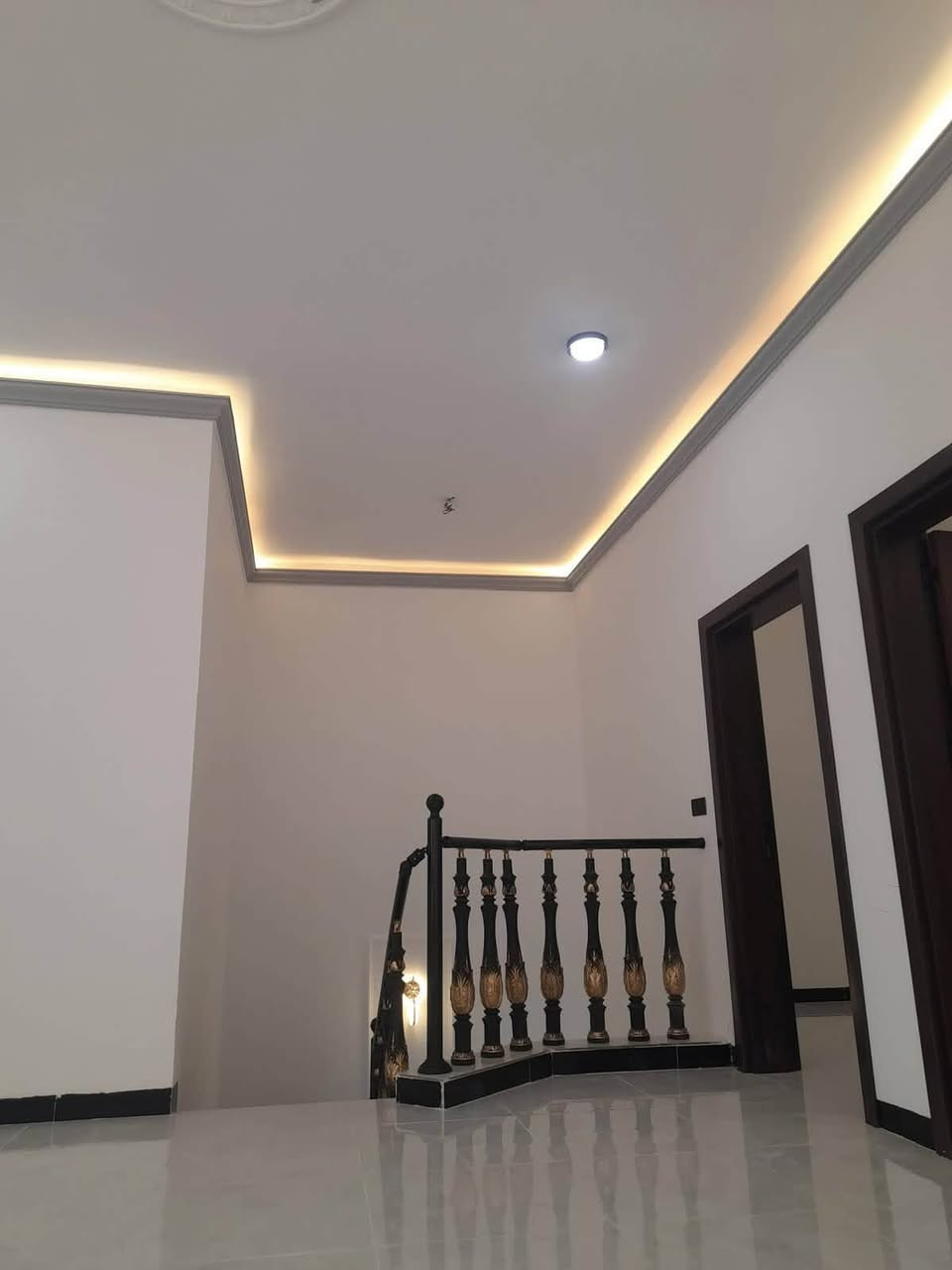 🏠 فرصة لامتلاك دار مميز في تكريت للبيع
الموقع: تكريت - الديوم - التصنيع  

 المساحة: 150 متر  

 الواجهة: 7.5 متر نزال ٢٠ (تغليف حجر أنيق)

رقم العقار 5287

السعر 125 وبي مجال 

التفاصيل الداخليه 

 4 غرف نوم  

 استقبال  

 صالة  

 مطبخ  

 مجاميع صحية  3

📞 للاتصال والاستفسار:// ***********
