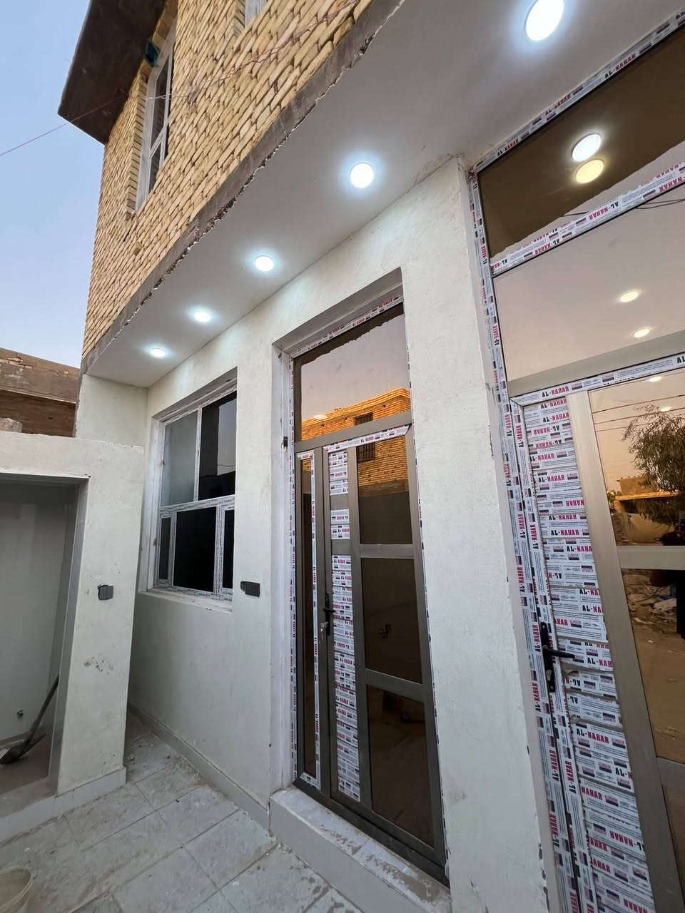 دار للبيع مساحة  110بناء 2026
بناء درجه اولى جاهز للسكن طابقين غرفتين نوم صحيات داخليه و خارجية استقبال هول مطبخ ثاني بيت ع الشارع السايدين قبل شارع المهندس 
قرب جامعة ذي قار ***********

