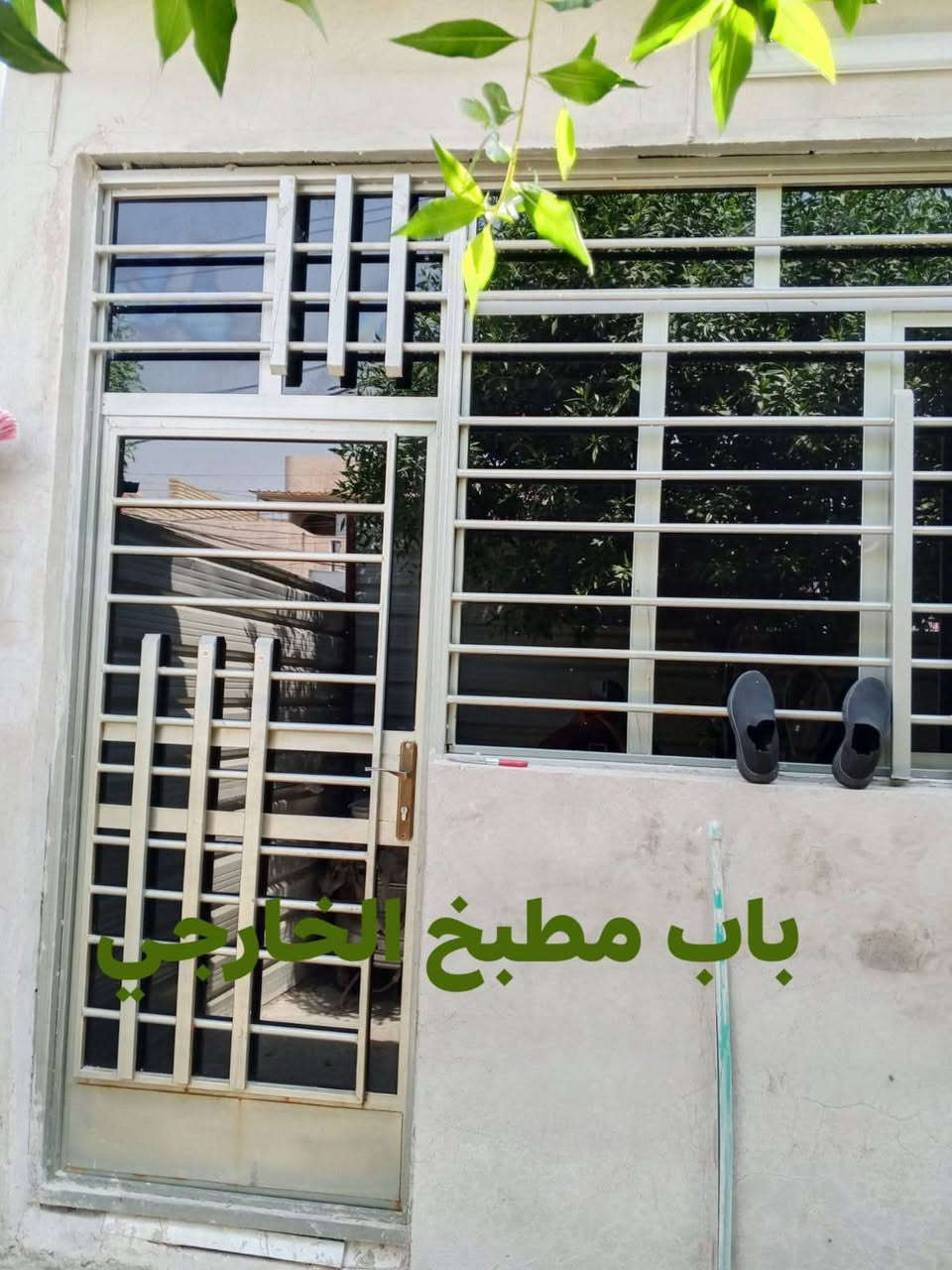 سلام عليكم بيت تجاوز للبيع في زعفرانيه شارع معهد خدمات كامله مي كهرباء مجاري تبليط موقعه ممتاز بنص بيوت طابو غرفتين وصوله مطبخ وصحيات وطرمه وحديقه 100 الاستفسار اتصل واتساب ***********

نص مكتوب في الصور:
- باب صاله الخارجي
- باب مطبخ الخارجي