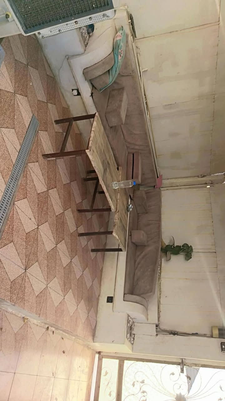 السلام عليكم بيت للبيع المساحه 150 طاب وصرف و150 تشجير بيت يحتوي على حديقه خارجيه وطرمتين وست حمامات البيت يحتوي على مدخلين يحتوي على صاله واستقبال في الطابق الاول وغرفه نوم ومطبخ حار وبارد في الطابق الثاني ثلاث غرف نوم وصاله المكان بغداد الدوره ابو الدشير خلف المركز الرقم *********** الرقم الثاني ***********

