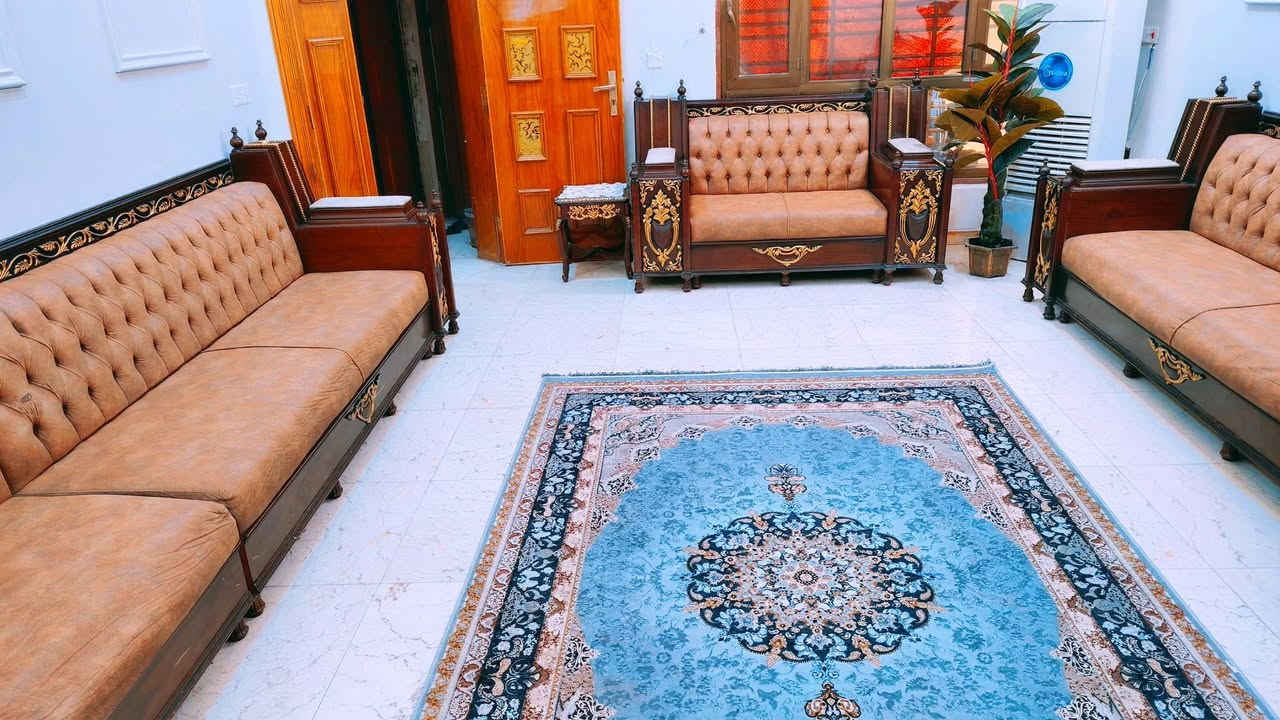 ديوان نظيف جدا  سبب البيع الانتقال  قياساته ١٦ مقعد بمليون وربع وبي مجال بسيط العنوان بغداد جميلة ***********
