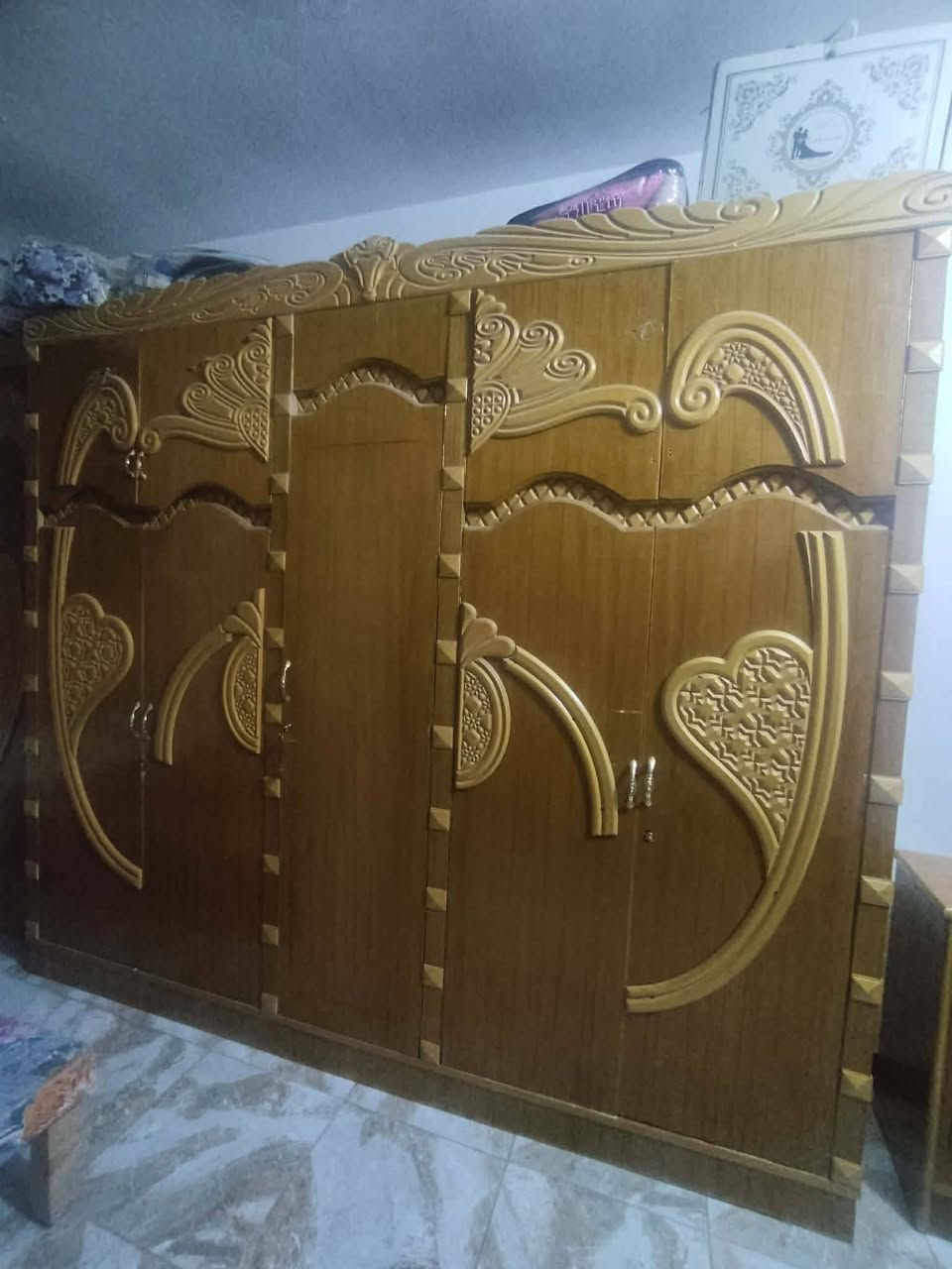 السلام عليكم
هاذا الكنتور خمس بيبان طابقين تزكام عراقي بيه نقص بسيط يدات وقفاله 

الشراي يتفضل خاص 

واتساب ***********
