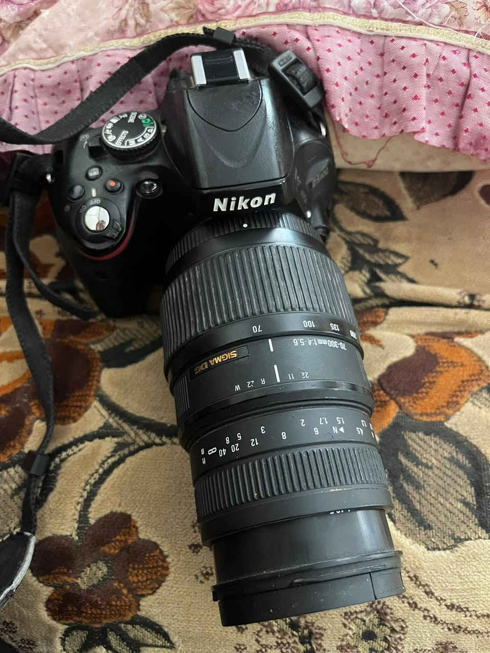 اعيد النشر بسبب ضروف المشتري 
السلام عليكم 
كاميرا نيكون 5100 للبيع فقط 
وياها زوم رياضي 70-300  مع ملحقات كامله شاحن وكيبل نقل بيانات مع جنطة 
الكاميرا نضيفه جداً استخدام شخصي 
للاستفسار ***********
