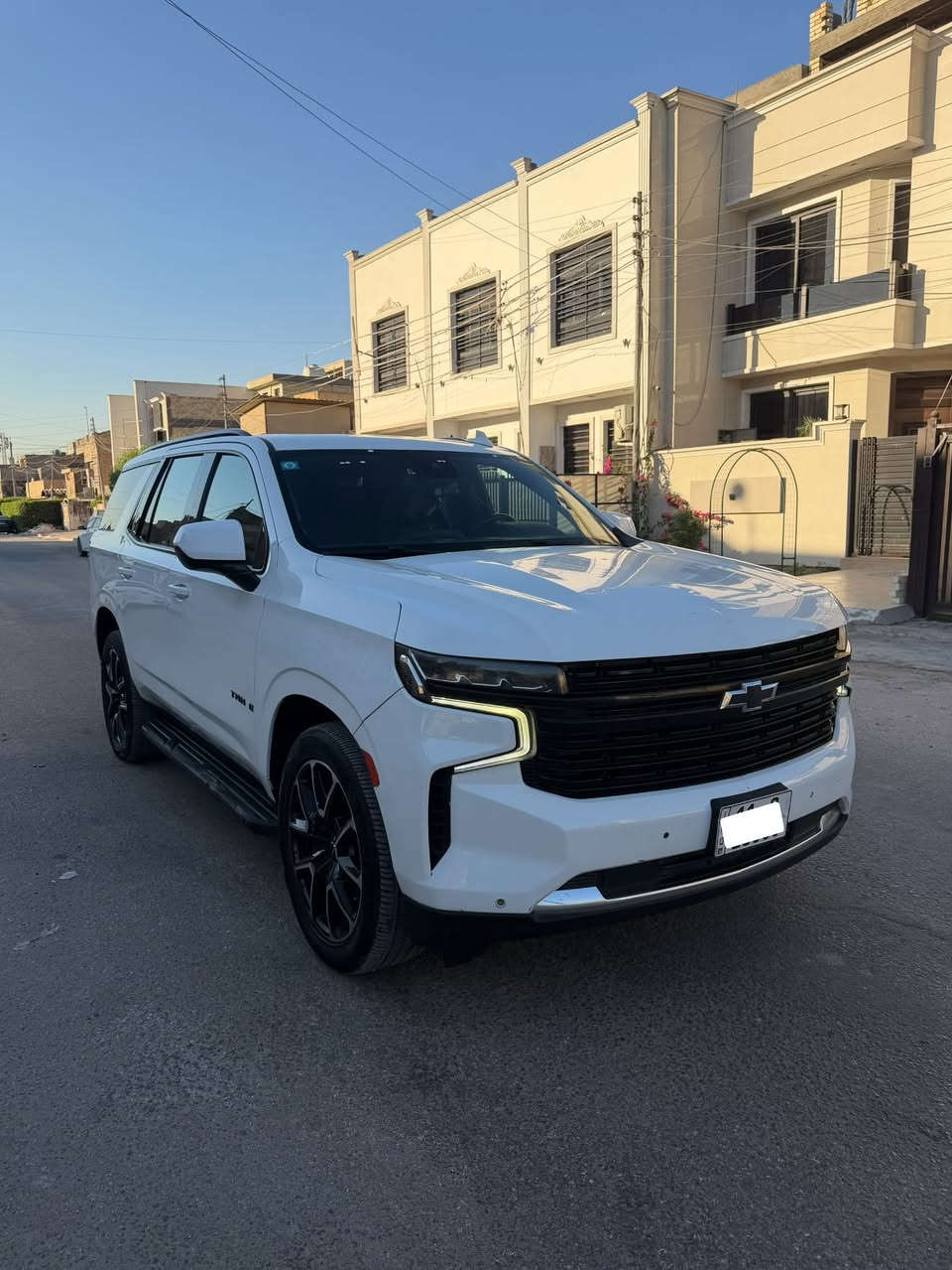 https://www.facebook.com/share/1ETAkqJFMD/?mibextid=wwXIfr

نص مكتوب في الصور:
- للبيع FOR SALE CHEVROLET TAHOE 2023 RST قوة .. راحة .. حضور سيارة تجمع بين الأداء والفخامة المحرك 5.3L V8 المسافة المقطوعة 120,000 كم الموديل 2023 الفئة RST اللون أبيض لؤلؤي الاستيراد أميركي عدد المقاعد 8 مقاعد فتحة السقف لا يوجد الكاميرات كاميرا خلفية فقط نظيفة جداً ما بيها صدمات ظاهرة غير الدعامية الخلفية شاشة قياس ومعلومات مقاعد جلد مريحة تشغيل بصمة Apple CarPlay تكييف قوي حساسات خلفية كاميرا خلفية للاستفسار *********** رقم مميز جاهزة للمعاينة في بغداد سيارة تلبي طموحك FIND NEW ROADS CHEVROLET