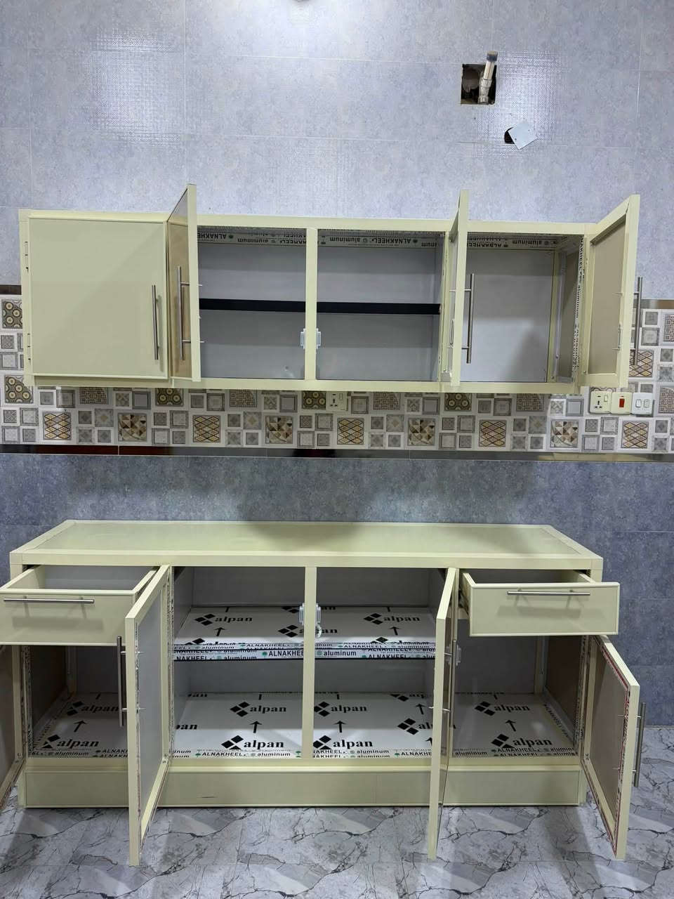 السلام عليكم 

كاونتر حطاطه وليس سوكي للبيع 

حجم الكاونتر ٢ متر السنك مرمر استخدام كم شهر نضافه ٩٩٪؜ تجي وتشوفه بعينك 

سعره ٤٥٠ 

***********
