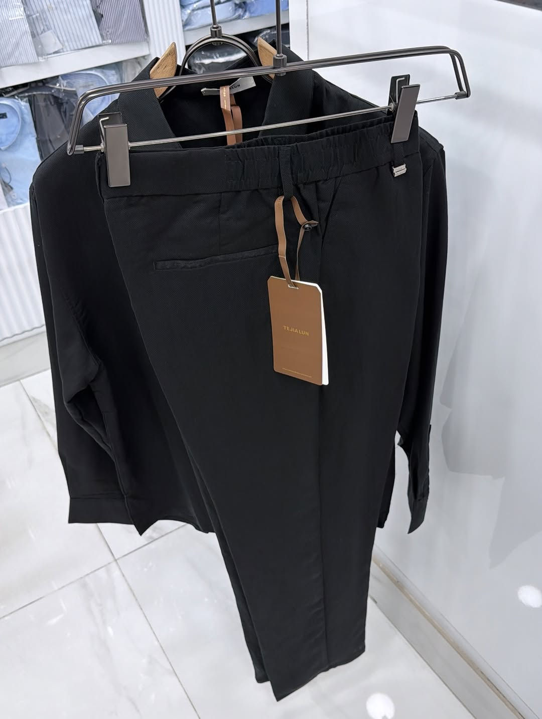 علق بـ تم لمعرفة السعر 🤎👋🏼
سوت صيفي بــ 3 الوان 
القياسات m L xl xxl 3xl
طول البنطرون من ١٠٠⁩

نص مكتوب في الصور:
- سوت عالمي ياشباب
