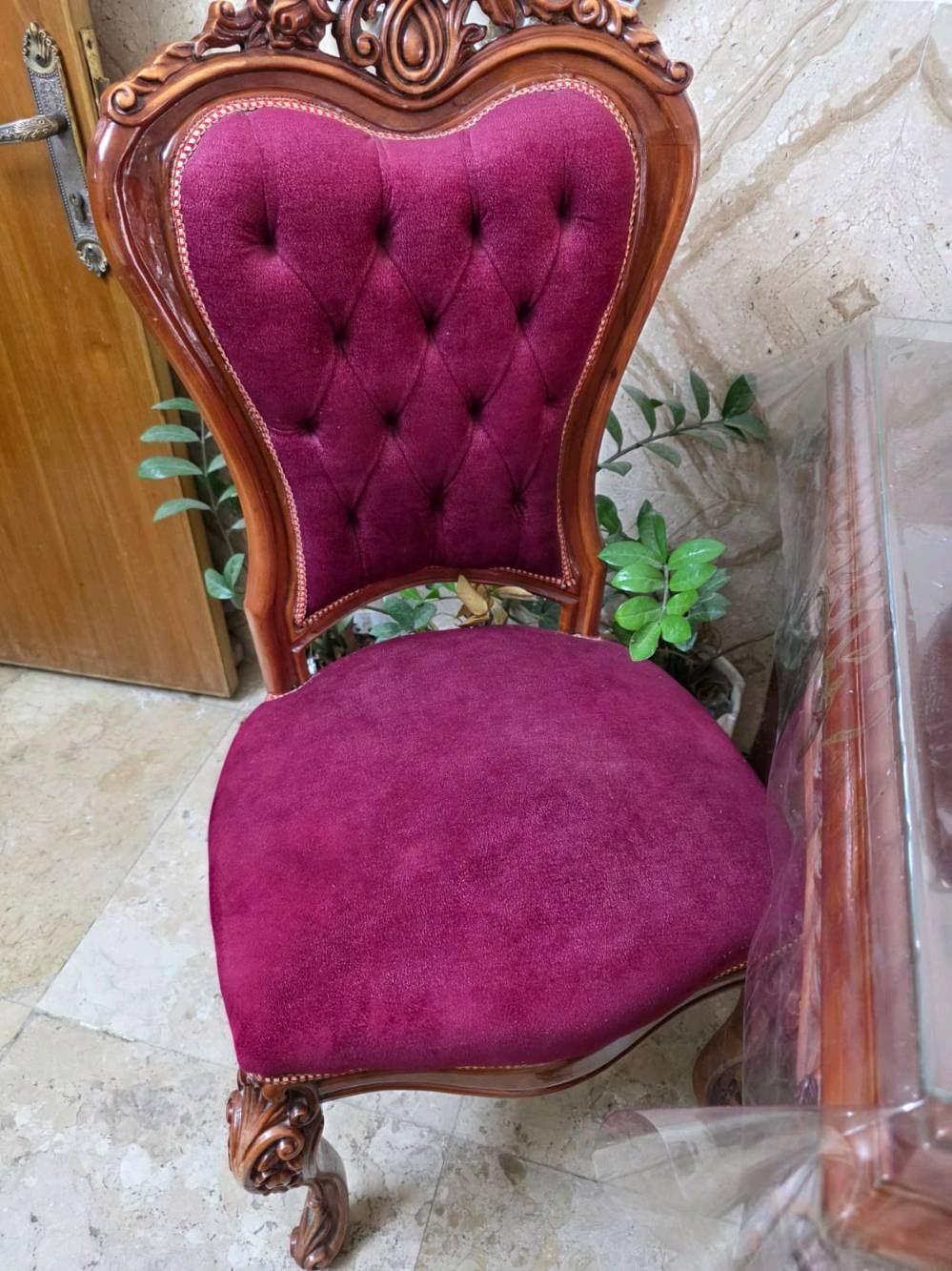ميز طعام تكمه اخو اجديد مستعمل قليل جدا بس ٤ كراسي مستعمله الباقي مضموم بالمخزن عدد الكراسي ٨ السعر ٨٥٠ بي مجال بسيط