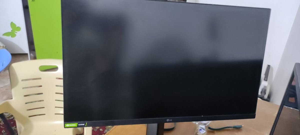 شاشة LG 27GP850-B

الميزة الأساسية: لوحة Nano IPS متطورة
تضمن لك ألوانًا غنية ودقيقة جدًا لتغطية 98% من نطاق DCI-P3، مع زوايا رؤية واسعة 178 درجة وزمن استجابة سريع جدًا (1ms) مخصص للألعاب.

الحجم والدقة: 27 بوصة / QHD (2560×1440).
قيم هاي
معدل التحديث: 165Hz (قابل للكسر إلى 180Hz).

السطوع والألوان: 400 nits مع دعم HDR10 وVESA DisplayHDR 400.

تقنيات المزامنة: متوافقة مع NVIDIA G-SYNC وAMD FreeSync Premium.
المنافذ: منفذ DisplayPort 1.4 + منفذين HDMI 2.0..
سعر جديد 600 الف نفس ماوضح بي صور 
يمي فقد 285 مستعمله شاشه 
ادمن ♥️♥️♥️♥️
مكاني نجف كوفه حي كنده يوجد توصيل 
رقمي لي استفسار ***********

نص مكتوب في الصور:
- ubuy.iq AR IQ 0 US ابحث بين أكثر من 300 مليون منتق وفر أكثر من خلال التطبيق استخدم كود الخصم UPAPP واحصل على خصم يصل الى 20% احصل على التطبيق اكمال الطلب من الموقع
- AR US IQ Ubuy ابحث بين أكثر من 300 مليون منتج GENUINE GUARANTEE LG UltraGear 27" منتج #: 98119832 LG 27GP850-B Ultragear Gaming Monitor 27- Inch QHD (2560 X 1440) Nano IPS Display 1ms Response Time 165Hz Refresh Rate NVIDIA G- SYNC Compatible AMD FreeSync Premium Tilt/Height/Pivot Adjustable Stand 90% من المشترين سيوصون بهذا المنتج لصديق IQD 595212 وفر أكثر من خلال التطبيق استخدم كود الخصم UPAPP واحصل على خصم يصل الى 20% احصل على التطبيق اكمال الطلب من الموقع