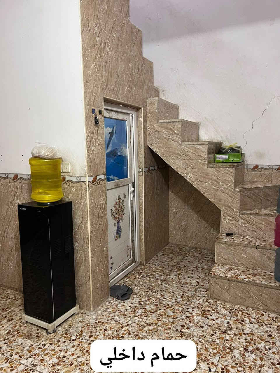 السلام عليكم 
دار للبيع شارع المطار القديم 
المساحه 100م طابق واحد قرب جامع ام البنين (القبه الذهبيه)
السعر ٣٥ مع مجال بسيط
***********
