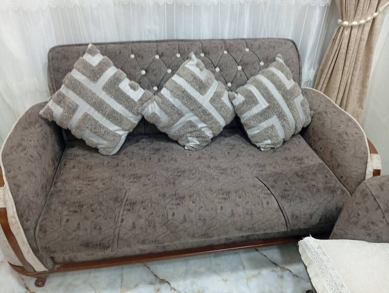 نضيف جدا ومرتب وضخم ١٠ مقاعد سبب البيع استقبال اصغير والتخم ضخم بي ضرر رجل مكسوره ومتوفره من صفحه حركة نركيله بسيطه ٦٥٠ وبي مجال
