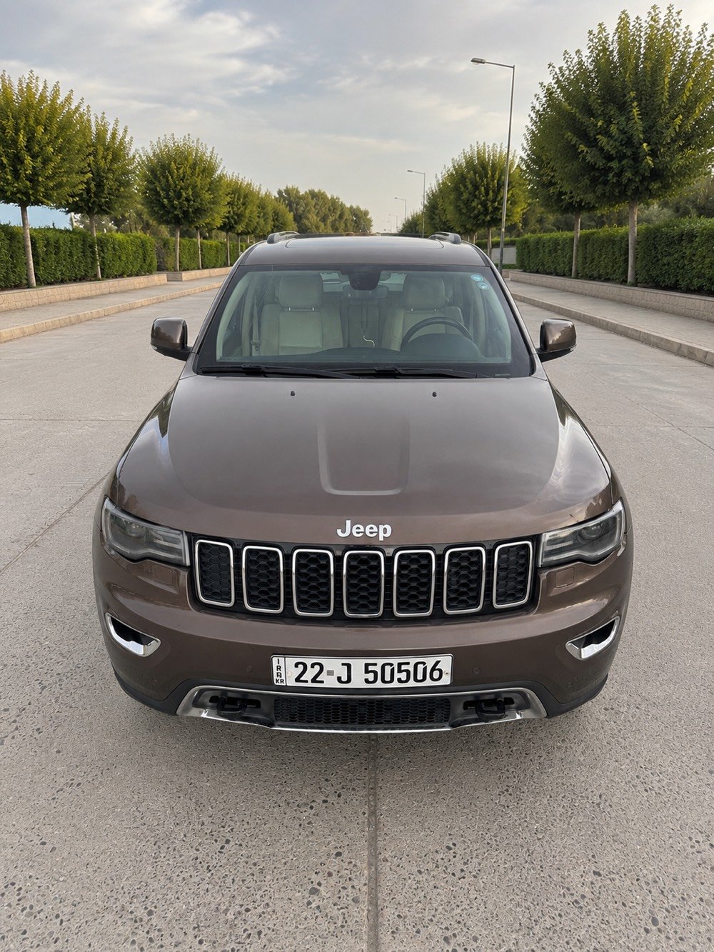 جيب گراند شيرۆكی 2018 (خەليجى شەریکەی هارلم)
قەپات مواسفات 4x4 Limited Plus 

فۆر ویل ، پانۆراما ، 3 شاشە ، کوشن سارد و گەرم ، حساسی پێش و پشت ، شاشە کارپلەی
هەموو گیانی بە شەرت هیچی نییە بێ سبوغ و بێ پارچە گۆرین
هەردوو دەعامی بە شەرت (( ٥٧ رۆیشتووە ))

زۆر خاوێنە و بێ مەسرەف (( گێر و مەکینە و تەقە ورەقە بە شەرتە ))

رەقەم و سەنوی نۆییە (( شوین // هەولێر ))

سعری (( ٢٤٩ وەرەقە و مەجالی تێدایە ))

***********
***********