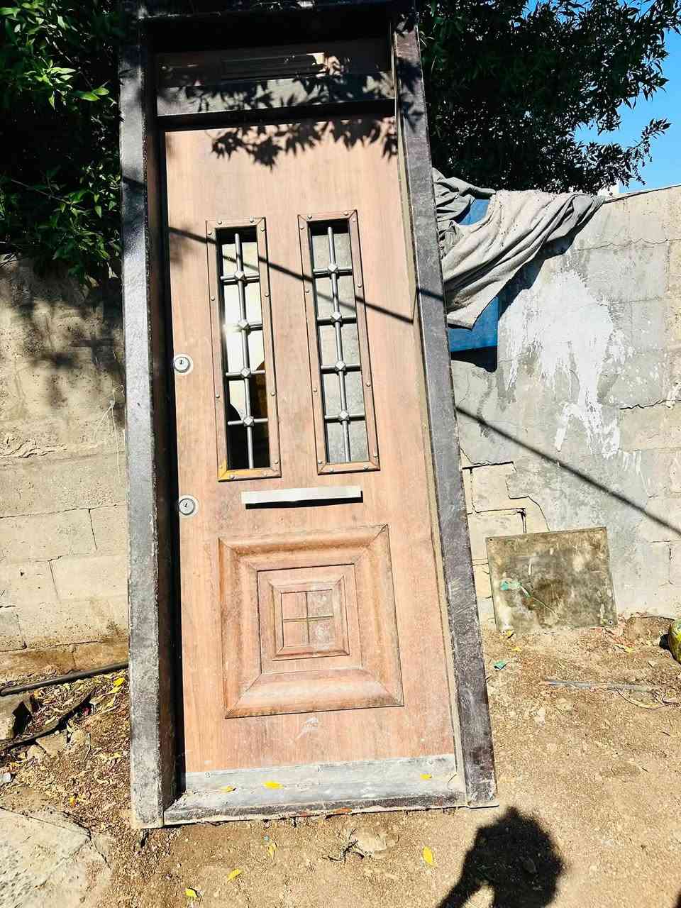 سلام عليكم باب قاصه للبيع نضيفه كلش  نضافته 80:/100يحتاجله جامه او غسل تغسله لا مشخطه ولا مضروبه العنوان بغداد الاعضميه قيم وخذ الرقم ***********

