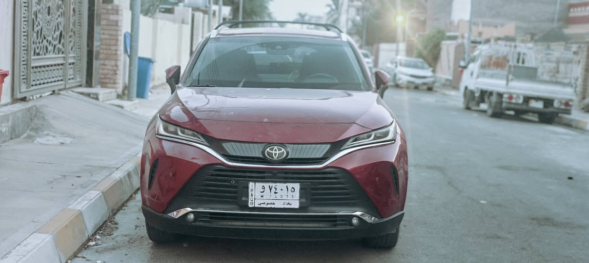 للبيع  Toyota Venza 2021 XLE

 اللون: أحمر
 الموديل: 2021
 الممشى: 45,000 كم
 المحرك: 2.5 هايبرد
 الدفع: AWD دفع رباعي
 القير: أوتوماتيك CVT

 السعر: 20,000$ — قابل للتفاوض 

 مواصفات وتجهيزات السيارة:

 الداخلية والراحة
• داخلية جلد
• كشنات كهربائية
• تدفئة وتبريد للكشنات
• سستم صوت JBL
• كونترول لمس
• جام 4 أبواب أوتو
• تبريد ما شاء الله ثلج 
• مرآة وسطية عاكسة للضوء
• صندوق كهربائي ذكي
• البيبان والصندوق فتح بصمة
• ترحيب عند الاقتراب من السيارة

 الأمان وأنظمة القيادة
• حساسات أمامية وخلفية
• كاميرا
• رادارات 360 درجة
• مانع تصادم أمامي وخلفي
• توقف ذاتي أمامي وخلفي
• نظام مساعدة/قيادة ذاتية
• أنظمة Toyota Safety Sense
• أنظمة الثبات والفرامل الإلكترونية
• عدة وسائد هوائية

 الإضافات
• سبايدر خلفي
• راكات بلادية
• جنوط ألمنيوم
• دفع رباعي AWD
• نظام هايبرد اقتصادي
• داخل صاجي

 حالة السيارة
• الصبغ: جاملوغ + الباب الأمامي اليمين + البنيد
• السيارة واضحة بالفحص وما بيها إخفاء للملاحظات
• مناقصة كلشي والحمدلله
• الصيانة باستخدام دهن Amsoil الأمريكي الأصلي
• بنزين فقط مع محسن

 سيارة نظيفة ومواصفاتها عالية، والممشى 45 ألف كم.

 الفحص متاح
 البيع حسب الفحص والقناعة

 للتواصل: ***********

 20,000 دولار — بيها مجال بغداد, العراق
