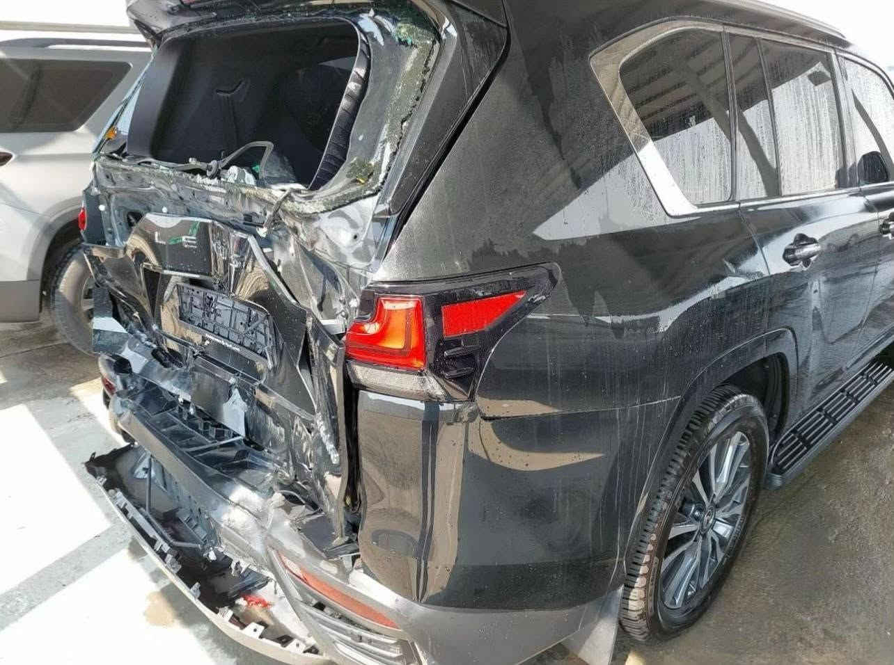 السلام عليكم ورحمة الله وبركاته
لكزز موديل ٢٠٢٥ اسبوع وتدخل للعراق ابيع على حادثهه وياهه قبق جنطة نفس اللون و دعاميه غير لون... حجم المحرك 3.5 تيربو فقط بيع بدون مراوس 
المكان بابل قضاء القاسم 
***********
