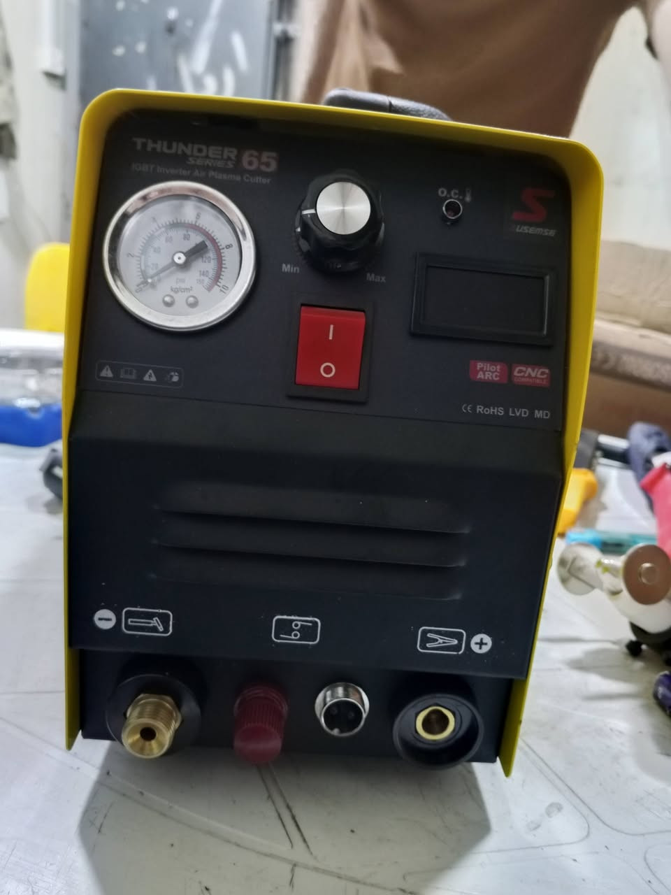 ⚡ ماكينة قطع بلازما (Plasma Cutter) الاحترافية للبيع ⚡
***********
الشركة المصنعة: SUSEMSE
الموديل: THUNDER 65 (SERIES 65)
التقنية: IGBT Inverter Air Plasma Cutter
🛠️ المواصفات الفنية والخصائص:
أمبيرية عالية: تصل حتى 65 أمبير للقطع القوي والسريع.
خاصية البايلوت أرك (Pilot ARC): قطع بدون ملامسة المادة مباشرة (Non-Touch)، مما يسهل القص على المعادن المصبوغة، المصودة، أو الخشنة ويطيل عمر الفوهة (Consumables).
دعم CNC (CNC Compatible): تحتوي على منفذ خاص لربطها على ماكينات CNC للقطع الآلي.
سمك القطع:
قطع مثالي ونظيف: 10 ملم
أقصى سمك للقطع: يصل حتى 16 - 18 ملم (للحديد)
المعادن المدعومة: تقطع الحديد، الستانلس ستيل، الألمنيوم، النحاس، وكافة أنواع المعادن.
شاشة ونظام تحكم: شاشة ديجيتال لضبط الأمبيرية مع مقياس ضغط الهواء (Gauge) بالواجهة الأمامية.
حماية وأمان: مزودة بأنظمة حماية من ارتفاع الحرارة (O.C)، وزيادة الفولتية، وتبريد قيلوي بقوة.
الكهرباء: تعمل على سنجل فيز (220V).
📦 الملحقات المرفقة:
تورش البلازما (Torch) مع الكيبل الخاص به.
ماسك الأرضي (Earth Clamp).
منظم ضغط الهواء (Air Regulator/Filter).
💵 السعر:
هذه كليشة إعلان جاهزة للنشر والتسويق (تصلح للفيسبوك أو الفايبر أو السوق المفتوح). جمعت لك فيها كامل التفاصيل والمواصفات الفنية للماكينة بحسب الصور ورقم الموديل.

سعر المطلـوب: [ 350000 ] دينار عراقـي.
المكان: [ البصرة ]
التوصيل: [ متوفر / ]
📞 للتواصل والاستفسار: [ *********** ]
