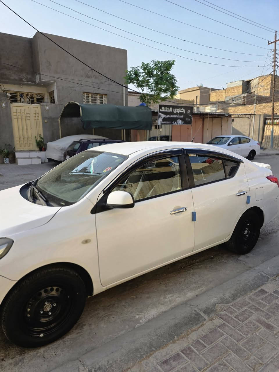 السلام عليكم 
نيسان صني هندي بليته زركه موديل ٢٠٢١ سياره نضيفه ومكفوله عدا صبغ نص باب السايق ودور الجاملغ الخلفي عكس السايق وبيها شخط مكفوله من تبريد وحداديه وكير ومكينه و زوج تايرات جدد سنويه نافذه عنواني النجف الاشرف السعر 98 وبيها مجال 
للتواصل : ***********
