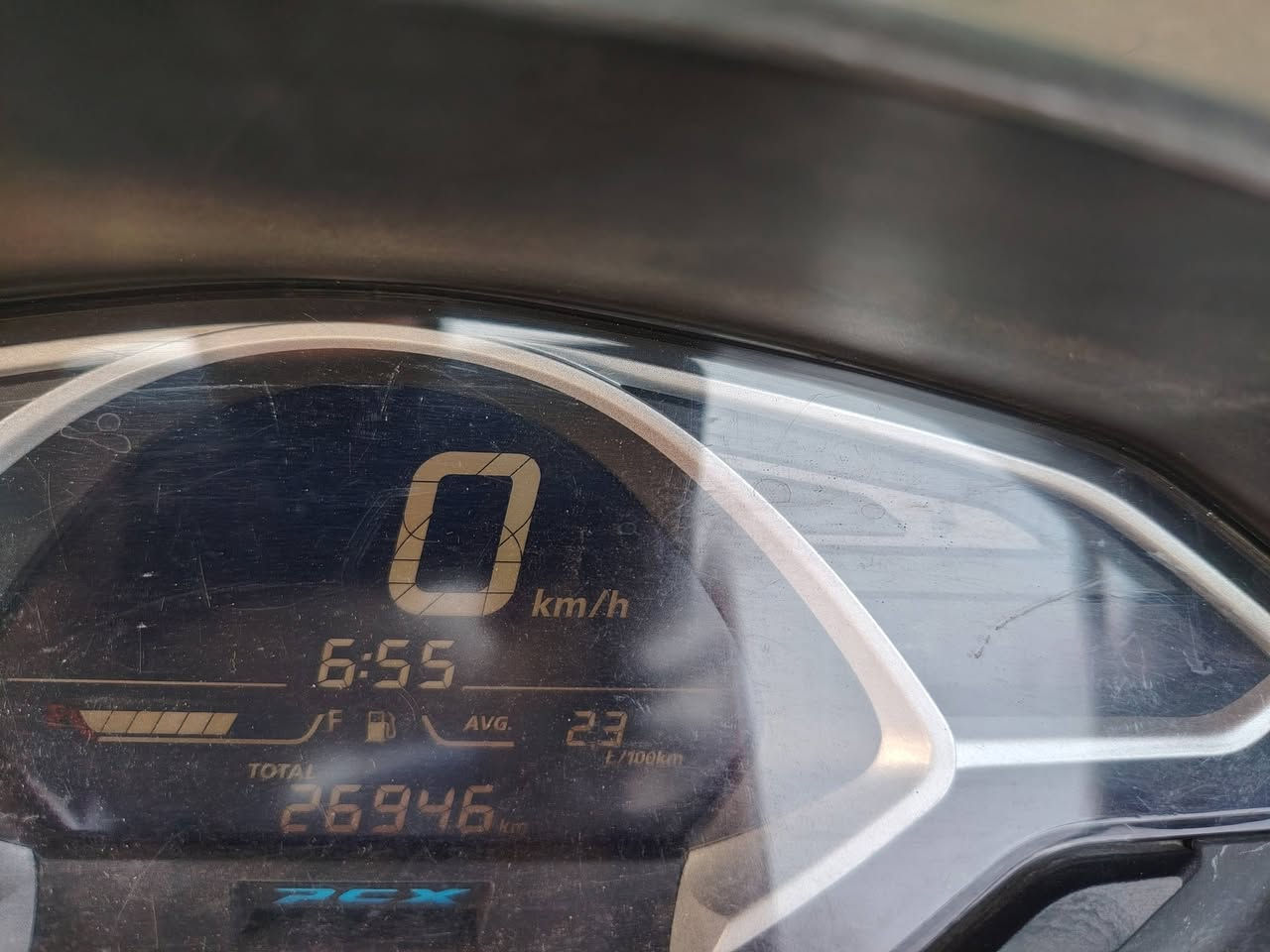 السلام عليكم PCX جيل ثالث كوري دراجة نظيفة ومرتبة نصبتها حلوة من نزلتها لحد الأن اديرلها فقط دهن موتل وبانزين محسن من عشق بغداد وكل شي بيها جديد مكاني بغداد المدينة السعر مليونين و100 الرقم***********
