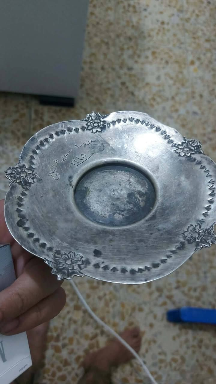 السلام عليكم عليكم الله وبركاته انتيكات فضه للبيع بغداد الشعب الصحن والمداليات لغرام ٤ قفل الخنجر عمره فوك ل١٠٠ سنه فضه خالص جوهر سعره ٤ ورقات ***********

