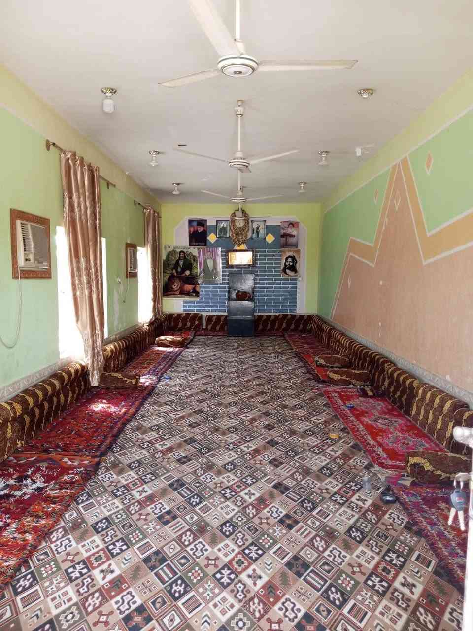 سلام عليكم 
بيت زراعي بالشوفه يم اول جسر المشات للبيع البناء 285 المساحه الكليه 450
4 غرف نوم 
2 صالتين 
دوانيه 13 متر 
مطبخ 
 3 حمامات داخليه وخارجيه 
1ممر 
ماء بدون ماطور كهرباء اباب البيت 
نخلات امحملات 
الصطح اشتايكر كله 
البيت نضيف ومرتب ماتصرف عليه ربع 
البيت يبعد عن الشارع العام 500 متره 

 
السعر 90 وبيه مجال للشراي 
***********
